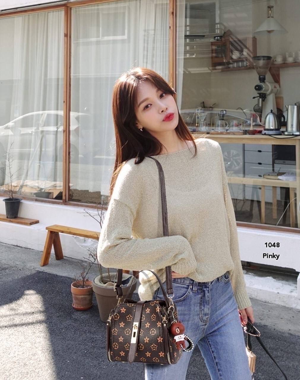 พร้อมส่ง กระเป๋าสะพายและถือลาย lv 1048 งานน่ารัก สวยเก๋ ไม่เหมือนใคร ผลิตจาก pu เกรดดีมาก งานเป็นทรงสวยงาม ลายแบรนด์lv แถมพวงน้องหมีให้ด้วย ใบนี้คุ้มมมม