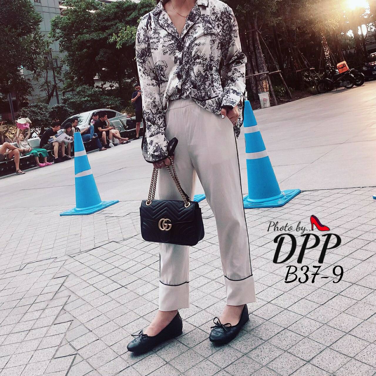 B37-9 พร้อมส่ง รองเท้าคัทชู ทรงหัวมน งานขายดี CHANEL หน้าโบว์ วัสดุทำจากหนังนิ่มตัดต่อทูโทนหัวดำ งานเดินเส้นตาราง งานใส่สบาย เป็นรองเท้าที่ใส่ได้ทุกวัน เข้ากับเสื้อผ้าทุกชุด ทรงสวมมาก