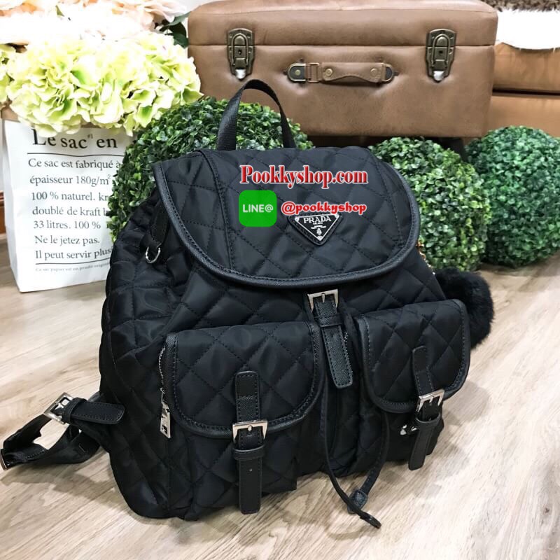 NEW ARRIVAL! PRADA NYLON BACKPACK WITH POCKET พรีเมี่ยมกิ้ฟจากเคาน์เตอร์แบรนด์รุ่น Limited วัสดุ Nylon เนื้อหนาลายตารางคุณภาพดีตามแบบฉบับของแบรนด์ ด้านหน้ามีโลโก้แบรนด์อะไหล่เงินมี Pocket หน้า2ช่อง หัวซิปและอะไหล่ปั้มแบรนด์ มาพร้อมพวงกุญแจปอมปอมสีดำถอดเเย