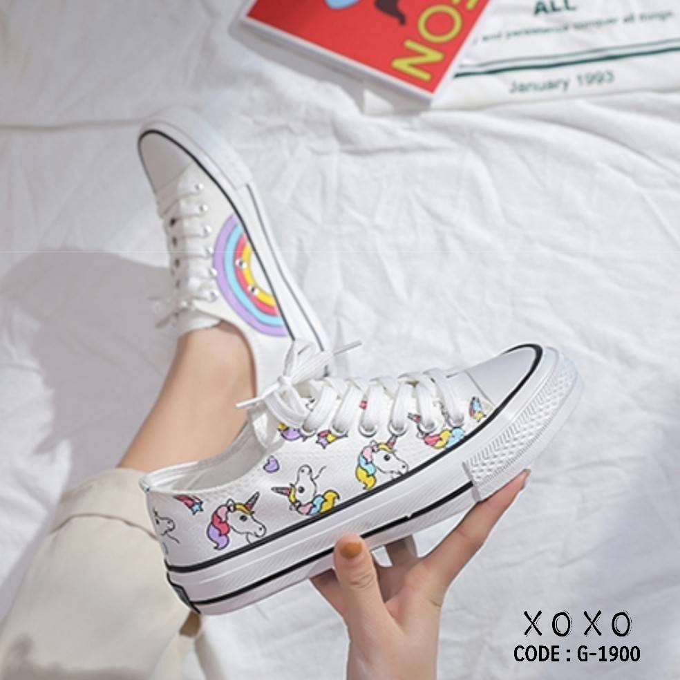 สินค้าพร้อมส่ง Little Pony ผ้าใบ งานน่ารัก สาวก Little Pony ไม่ควรพลาด งานขายดี สวมใส่สบาย กว้าง ไม่บีบหน้าเท้า ส้นเสมอ มีรูร้อยเชือดด้านบน ปรับกว้างกระชับได้ แมทส์ชุดง่าย ใส่แล้วน่ารักเลย เก๋ เก๋ วัสดุเป็นผ้าแคนวาส เป็นสกีนเนื้อลึก ทำความสะอาด ซักได้ปกติ