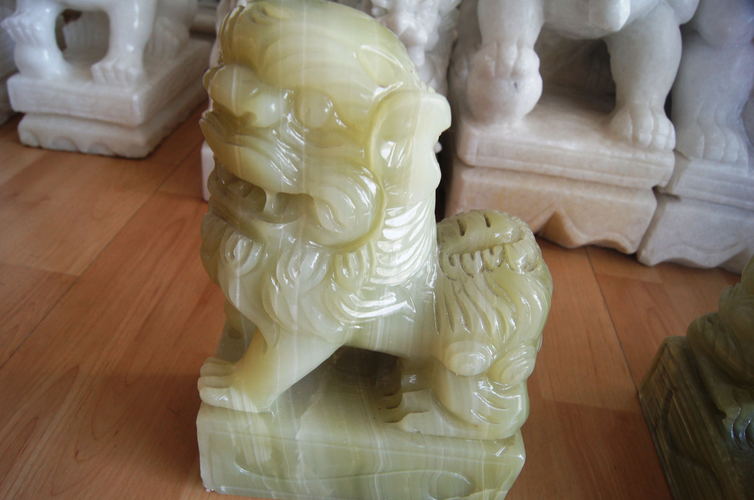 สิงโตปักกิ่ง แกะสลักจากหินหยกปากีสถาน สูง9นิ้ว