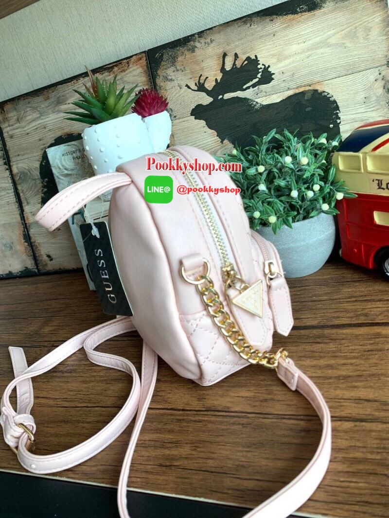 GUESS Factory Women's Evan Mini Crossbody กระเป๋าสะพายใบเล็กสุดน่ารักจาก guess มาแล้วค่า ไอเท็มสุดน่ารัก วัสดุทำจาก pu สกรีนลายสุดน่ารัก ด้านหน้ามีโลโก้ มีพวงกุญแจสวยเก๋ สายสะพายมีสายโซ่สลับหนังปรับได้ 5 ระดับ ด้านบนมีหูหิ้วจับถนัดมือ กระเป๋ามี 1 ช่อ