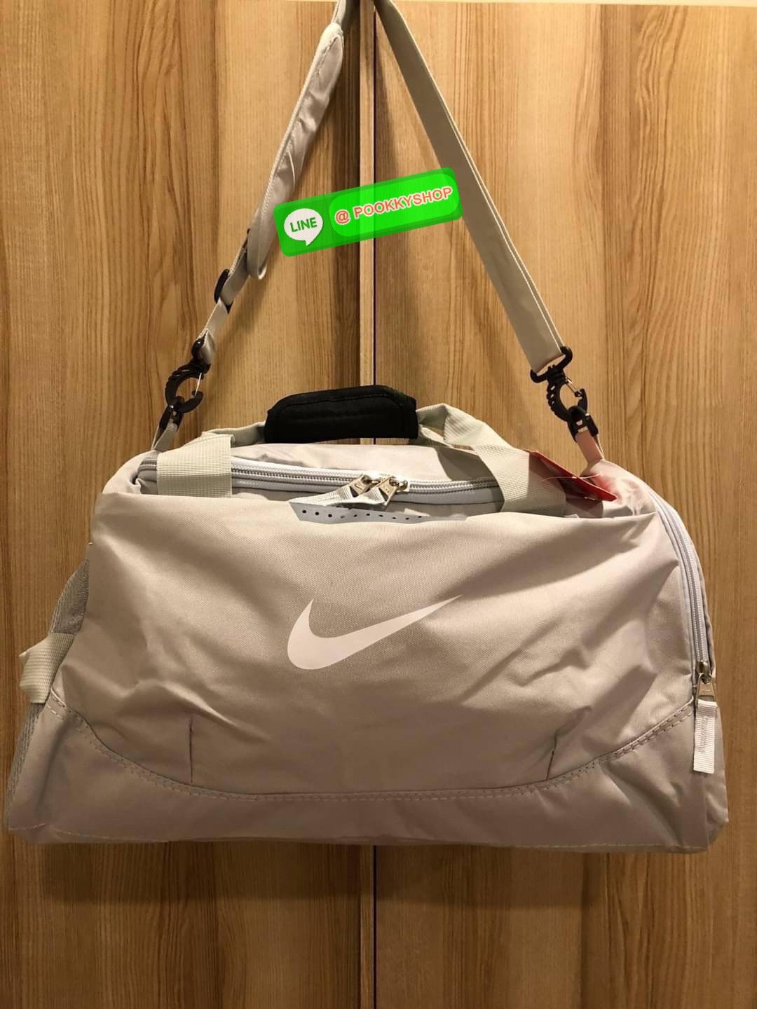 NIKE GYM BAG กระเป๋ายิมและกระเป๋าเดินทางสารพัดช่องที่มีพื้นที่ให้คุณเก็บของมากมาย ไม่ว่าจะช่องซิปคู่หลักที่กว้างใหญ่ สำหรับใส่เสื้อผ้าเดินทางได้หลายชุด ปลอดภัย ช่องรองเท้าแยก และช่องใส่ของด้านในสำหรับเก็บของมีค่า สายคล้องไหล่คู่และสายสะพายไหล่ถอดเก็บได้สา
