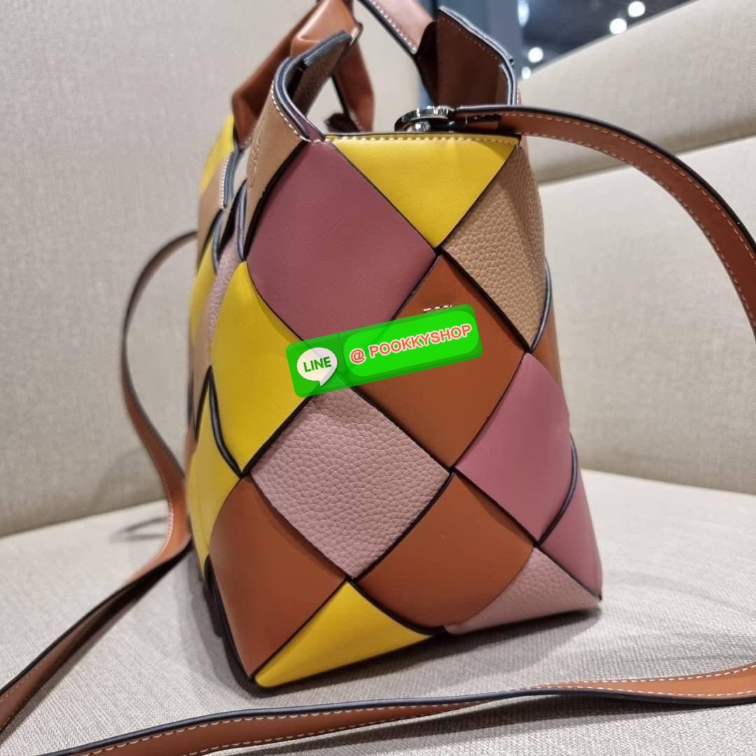 LOEWE SURPLUS LEATHER WOVEN BASKET BAG IN CLASSIC CALFSKIN ใหม่ล่าสุดและสวยที่สุด กระเป๋าสะพานที่ถักทอด้วยความปราณีต โดดเด่นด้วยสีที่จับมาคอนทราสได้ลงตัว ใบใหญ่จุได้แบบเน้นๆ วัสดุหนังวัวแท้เต็มใบ หรูเลิศ ปากกระเป๋ามีสายหนังสำหรับผูกรวบปากกระเป๋า ภายในโล่ง