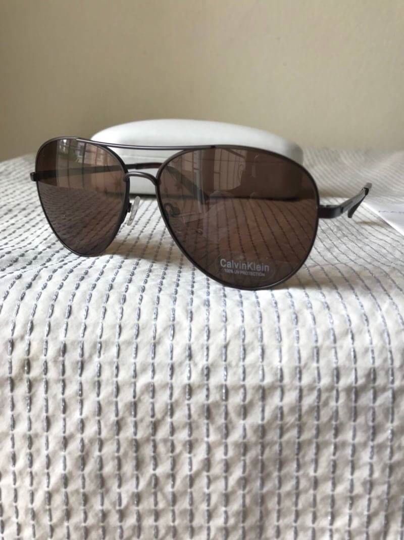 Calvin Klein แว่นรุ่นนี้ สวยมากๆ อุปกรณ์กล่องและผ้าเช็ดแว่น
