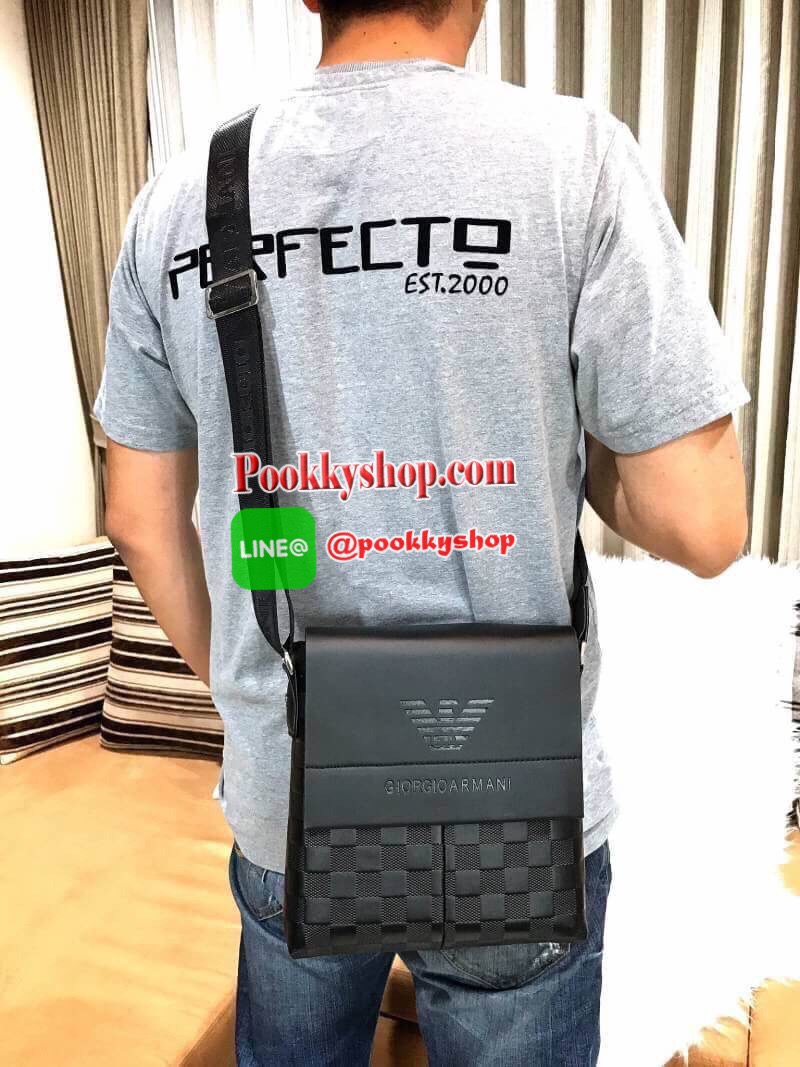 พร้อมส่งรุ่นฮ๊อตฮิต! GIORGIO ARMANI CROSSBODY BAG กระเป๋าสะพาย Limited Edition จาก GIORGIO ARMANI JEAN เปิดปิดด้วยฝาปิดแม่เหล็กซ่อนด้านในตัวกระเป๋า พร้อมซิปสะดวกใช้ ปั้มโลโก้แบรนด์ด้านหน้ามี1ช่องใส่ของ ด้านหลังมี1ช่องซิป ขนาดกำลังดี น้ำหนักเบา กันน้ำ สามา