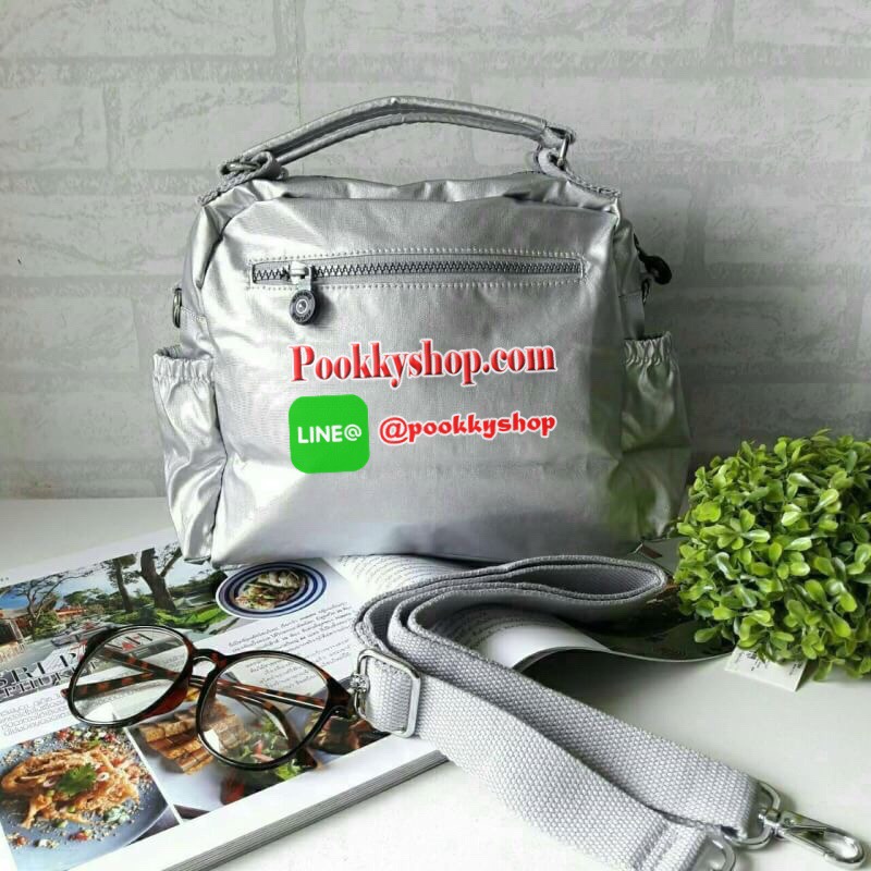 พร้อมส่ง Kipling Shoulder Bag k15828 รุ่นMulti funtion ที่สาวๆรอคอย!!! เพราะใบนี้สามารถปรับการใช้งานได้หลายเเบบทั้งสะพายข้างได้ แบบครอสบอดี้ได้ หรือรวบสายเก็บปรับเป็นถือก็ยังได้ ผลิตจากวัสดุผ้าไนล่อนเมทาลิคอย่างดี กันน้ำระดับนึงเลยค่ะ ️ด้านหน้ามีช่องซิปถึ