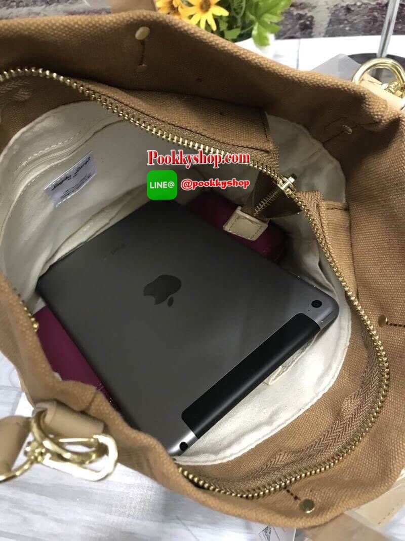 Anello&Legato Largo Canvas Logo mini Tote Shoulder Bag ดีไซน์ล่าสุด ด้วยวัสดุผ้าcanvasที่ช่วยให้กระเป๋ามีน่ำหนักเบา ทรงสวยสง่าด้านก้นเป็นหนัง ใช้งานง่ายสะดวก ใส่มินิไอแพค กระเป๋าสตางค์ได้ เหมาะแก่การใช้ในชีวิตประจำวันทั้งใช้ไปโรงเรียนหรือใช้ไปทำงานก็ได้เช