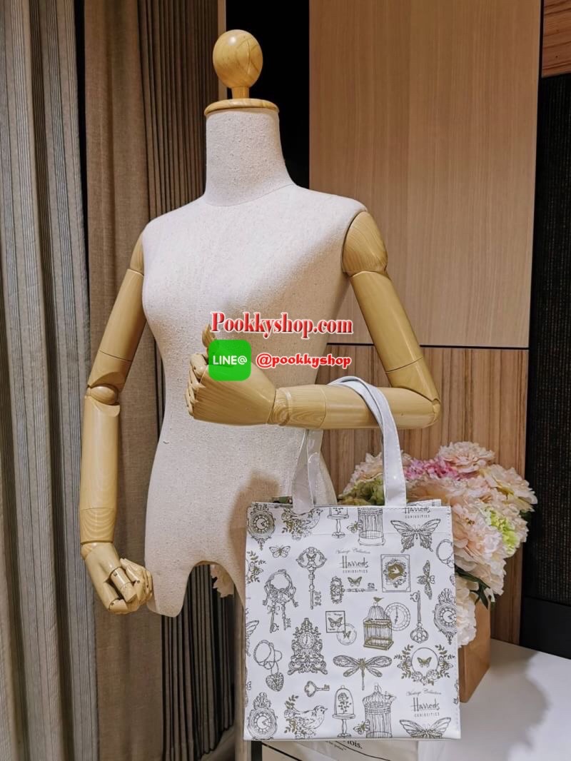 ลายนี้เข้าแล้วนะคะ! พร้อมส่งไอเท็มยอดนิยม! Harrods London Top-handle Shopping Bag กระเป๋า Shopping แบรนด์ดังจากอังกฤษรุ่นยอดนิยมวัสดุ PVC+Polyester 100% ของแท้เนื้อหนาอยู่ทรงกันน้ำ ขนาดกำลังดี น้ำหนักเบา เปิดปิดด้วยซิปสะดวกใช้หัวซิปปั้มโลโก้แบรนด์อะไหล่เง