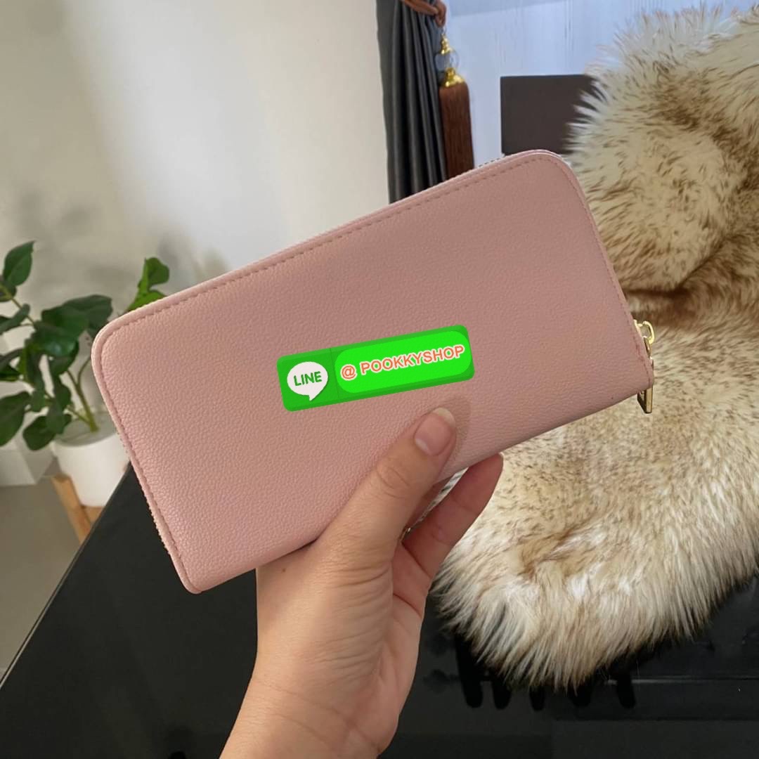 Guess Long Wallet กระเป๋าสตางค์ใบยาวซิปรอบหนังนิ่ม ด้านหน้าโดดเด่นด้วยกุญแจชื่อแบรนด์ รุ่นนี้มีสายคล้องมือมาให้ เพื่อใช้งานง่ายและสะดวกมากยิ่งขึ้น ด้านในมีช่องใส่ธนบัตร ช่องใส่บัตร และช่องซิปใส่เหรียญค่ะ