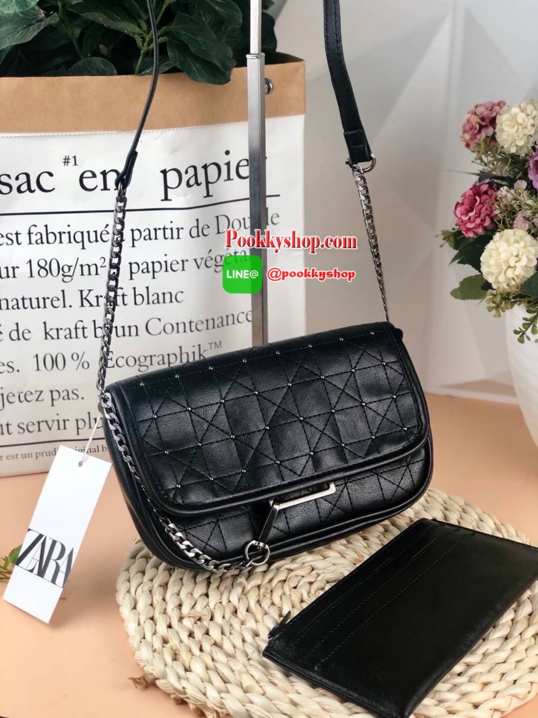 Zara soft rock crossbody wallet กระเป๋าสะพายครอสบอดี้ใบน่ารัก น้ำหนักเบา ที่ฝากระเป๋าแต่งหมุดน่ารักมากๆ ใบนี้ดูเท่แต่ลงตัวจริงๆค่า เปิดปิดแบบกระดุมแม่เหล็ก ด้านในมีกระเป๋าเล็กอีก 1 ใบ ใส่การ์ดได้ 6 ช่อง และช่องซิปใส่เหรียญได้ค่า ใบนี้จุของได้พอสมควรเลยนะค