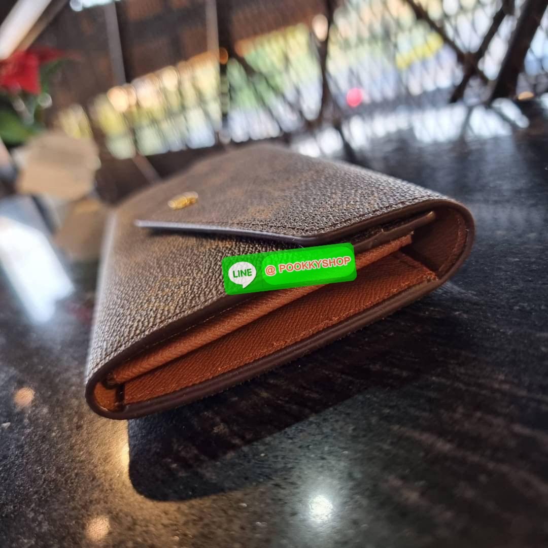 Hot item!! LV long flap wallet with gwp กระเป๋าสตางค์พรีเมี่ยมกิ๊ฟ เป็นไอเท็มสุดฮิต แบบฝาพับ ใช้งานสะดวกขึ้นกว่าเดิม รุ่น unisex ที่จะหนุ่มๆสาวๆ ก็ใช้ได้หมด!! ใบยาวขนาดกำลังเหมาะมือ ถือแล้วขับผิวทุกสี วัสดุหนังแคนวาส ทนทาน เปิด-ปิดด้วยกระดุม ภายในมีช่องใส