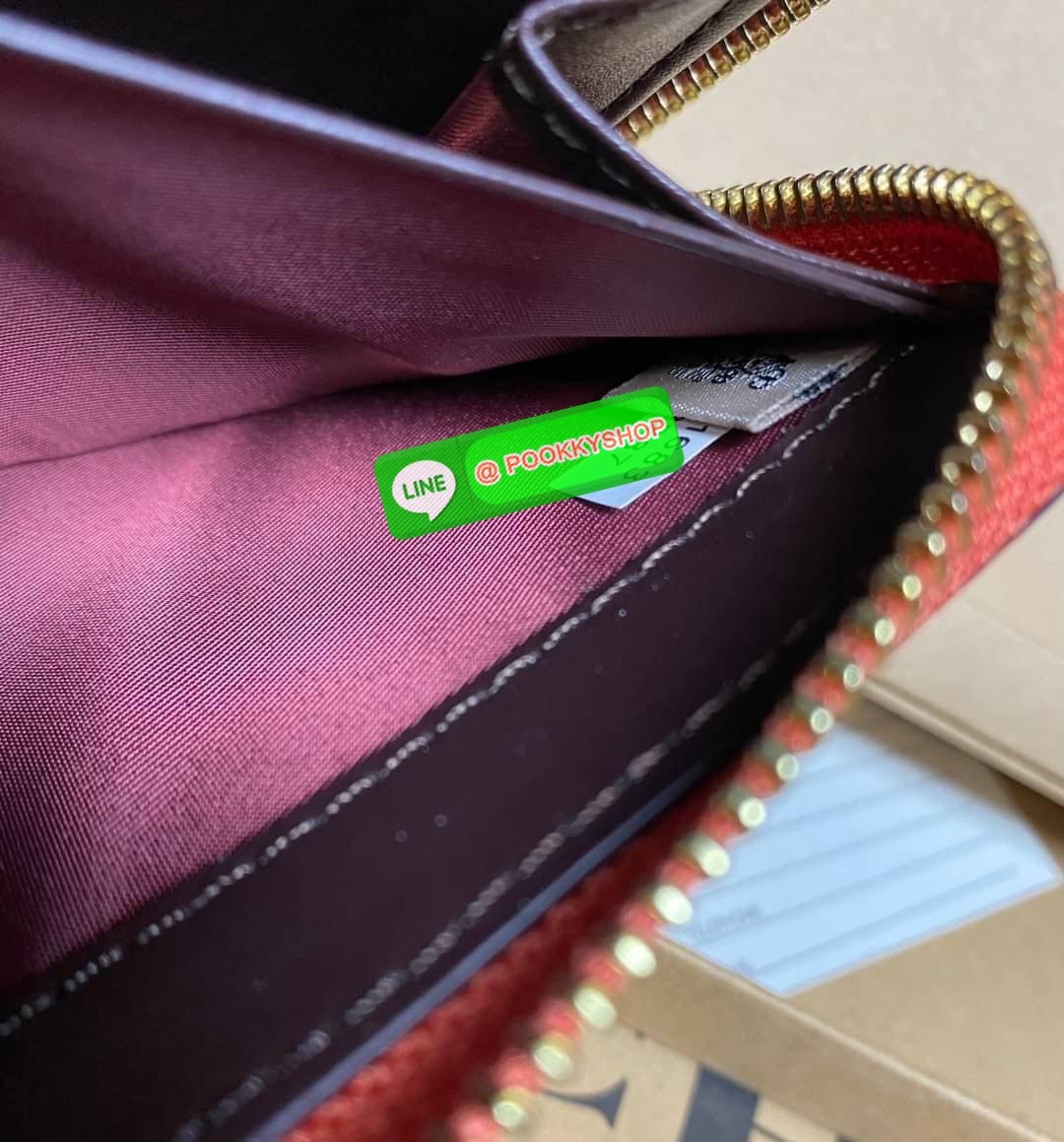 COACH ACCORDION ZIP WALLET IN SIGNATURE CANVAS กระเป๋าสตางค์ใบยาว ซิปรอบ ใช้งานง่าย ด้วยฟังค์ชั้น ด้านใน ใส่บัตรได้จุใจ มีช่องซิปใส่เหรียญตรงกลาง โดนใจหลายๆคนไปเรียบร้อยและคลาสสิค เรียบหรูดูแพงตลอดกาล ยกให้รุ่นนี้เลย