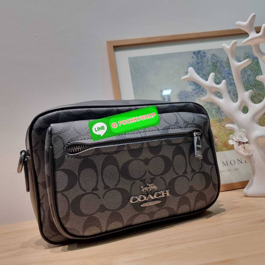 🔆 Model COACH CJ510 ELIAS CROSSBODY IN SIGNATURE CANVAS 🔆 Details ใหม่ล่าสุด กับไอเท็มสุดชิค กระเป๋าครอสบอดี้ทรงคลาสสิค ดีไซน์รูปแบบใหม่ ใช้งานง่ายและสะดวก ด้านหน้ามีช่องซิป ด้านหลังมีช่องแยกให้ เปิด-ปิดด้วยซิป ภายในเป็นช่องโล่ง มีช่องซิปแ