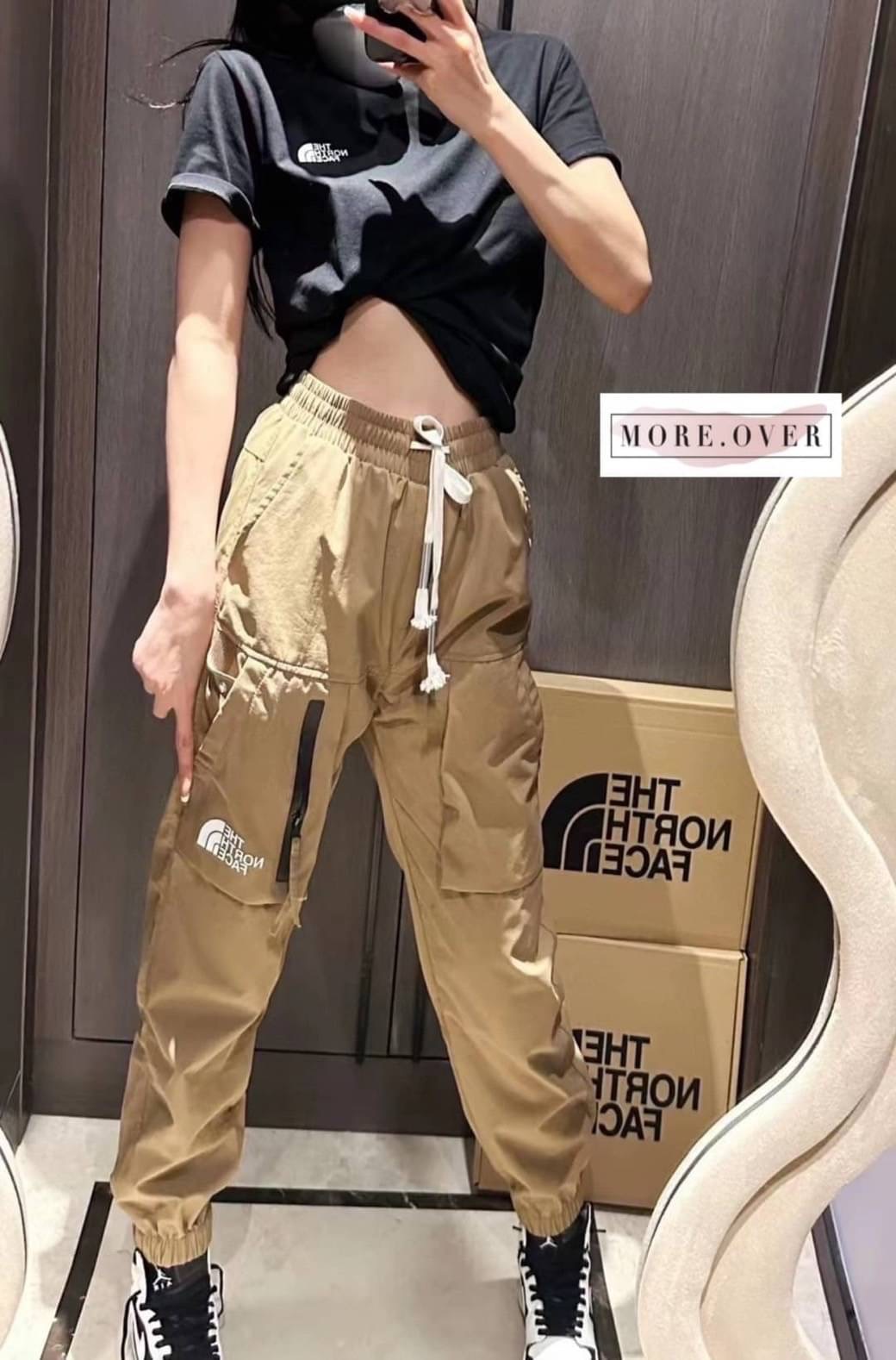 รุ่นใหม่ล่าสุดชนช็อปเลยจ้า กางเกงขายาวเนื้อผ้าร่มปลายขาจั้ม THE NORTH FACH ลุคสป็อตเท่ๆค่ะ เนื้อผ้าอย่างดี คุณภาพการันตี มีป้าย tag แบรนด์