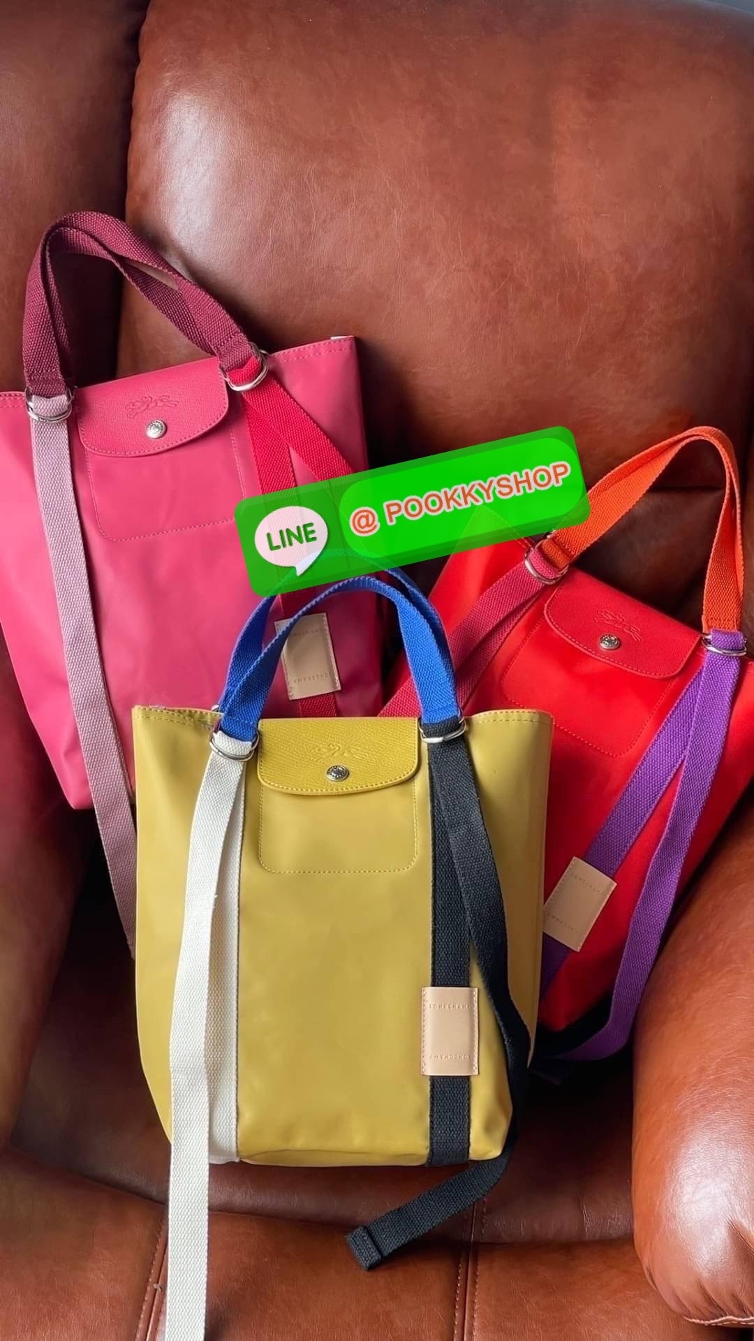 💕LONGCHAMP LE PLIAGE RE-PLAY Tote bag S เป็นอีกรุ่นที่น่าสนใจในการออกแบบ กระเป๋าโท้ทแนวตั้งที่กว้างขวางมีน้ำหนักเบา ใช้งานได้จริง ปิดด้วยกระดุมแป๊กและสามารถถือด้วยมือ สะพายไหล่ และสะพายข้างลำตัว Le Pliage Re-Play เวอร์ชันใหม่นี้ยังคงเติมชีวิตชีวา