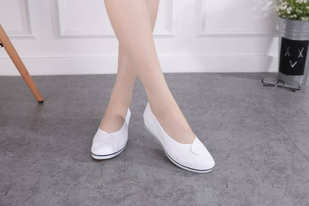 มาแล้วค๊าาา รอบที่แล้วหมดไวม๊ากก ใครรออยู่รีบๆสั่งค๊าา รองเท้าคัชชูลำลองสไตล์เกาหลี วัสดุผ้าแคนวาส พื้นยางพารา 1.5นิ้ว ทรงสโลปรับน้ำหนักเท้ายืดหยุ่นดีเยี่ยม ใส่สบายมากๆ แมชได้ทุกชุดค่ะ งานสวย ถ่ายจากสินค้าขายจริง 100%