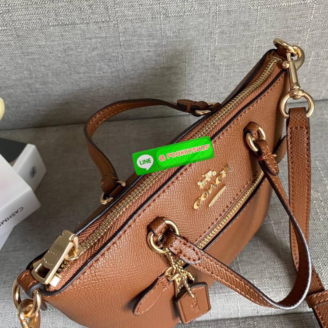 Coach Mini Gallery Crossbody With Stripe Heart Print (coach ca793) กระเป๋าสะพายข้าง เทรนรุ่นเล็กมาแรงวัสดุหนังแท้ทั้งใบ เปิดปิดด้วยซิป มีช่องใส่บัตรเครดิต 2 ช่อง ซับในผ้า สายสะพายถอดได้ สามารถสะพายข้างหรือสะพายไหล่ได้