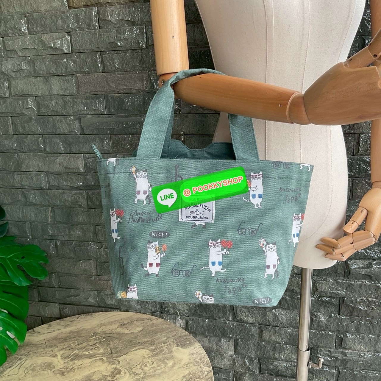 กระเป๋าถือ คล้องแขน ทรงโท้ทสุดเก๋และน่ารัก Nekomaruke Hamipoke Bag จาก Kusguru Japan กระเป๋าโท้ทสุดน่ารักใบนี้เหมาะสำหรับผู้หญิง และเป็นไอเทมใหม่ในคอลเลกชันฤดูใบไม้ผลิ/ฤดูร้อน 2025