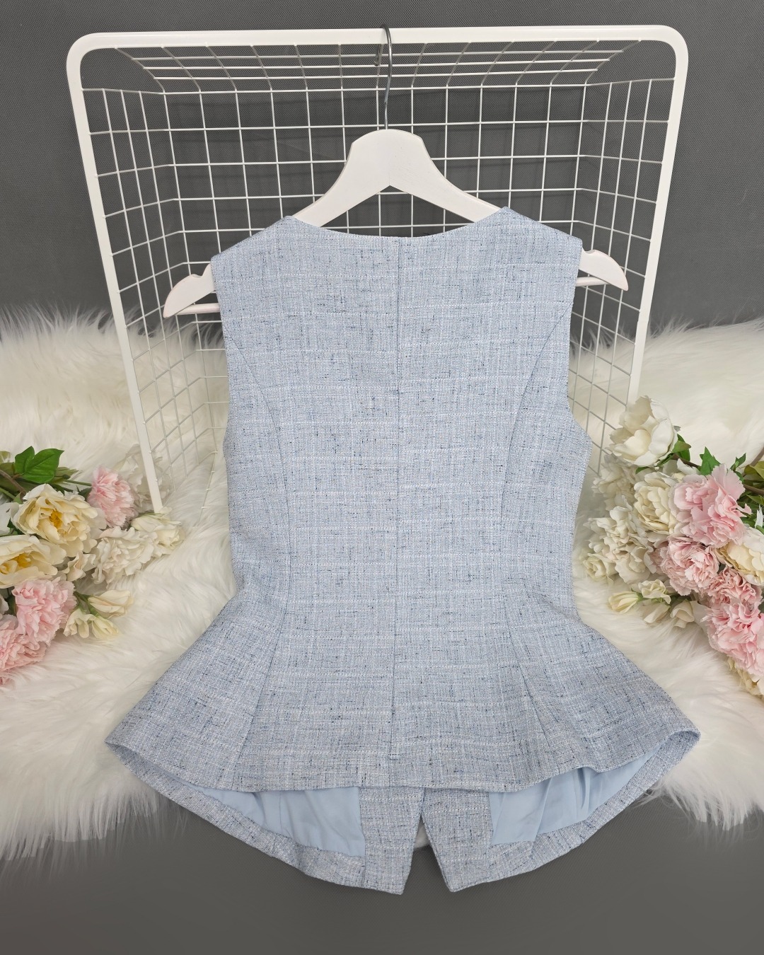 เสื้อแฟชั่น เสื้อกั๊กแขนกุด ติดกระดุมผ่าหน้า แต่งกระเป๋าและเข็มกลัดดอกไม้