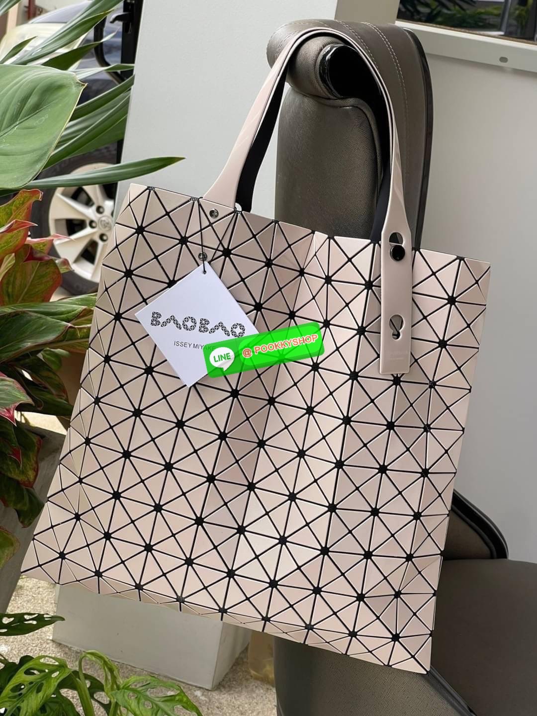 💕 Baobao Issey Miyake Prism Frost ToTe Bag ซีรีส์ที่มีความแวววาวนุ่มนวลและมีลวดลายคล้ายเกรนของผ้าเพื่อสร้างลุคที่มีเท็กซ์เจอร์ กระเป๋าโท้ตที่มีให้เลือกอย่างหลากสี มีกระเป๋าซิปด้านในที่สามารถเก็บของมีค่าได้อย่างปลอดภัย เช่น บัตรโดยสารประจำและกุญแจ