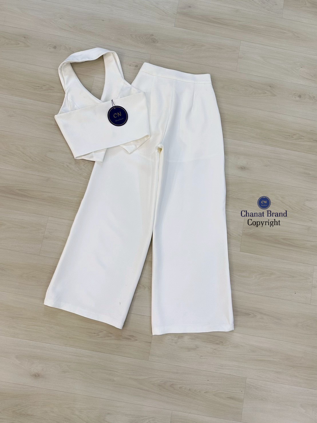 ชุดเซทแฟชั่น Set 2 ชิ้นสีขาวทั้งชุด ตัวเสื้อคล้องคอ ทรงเข้ารูปมีกระดุมหน้าใช้งานได้จริง