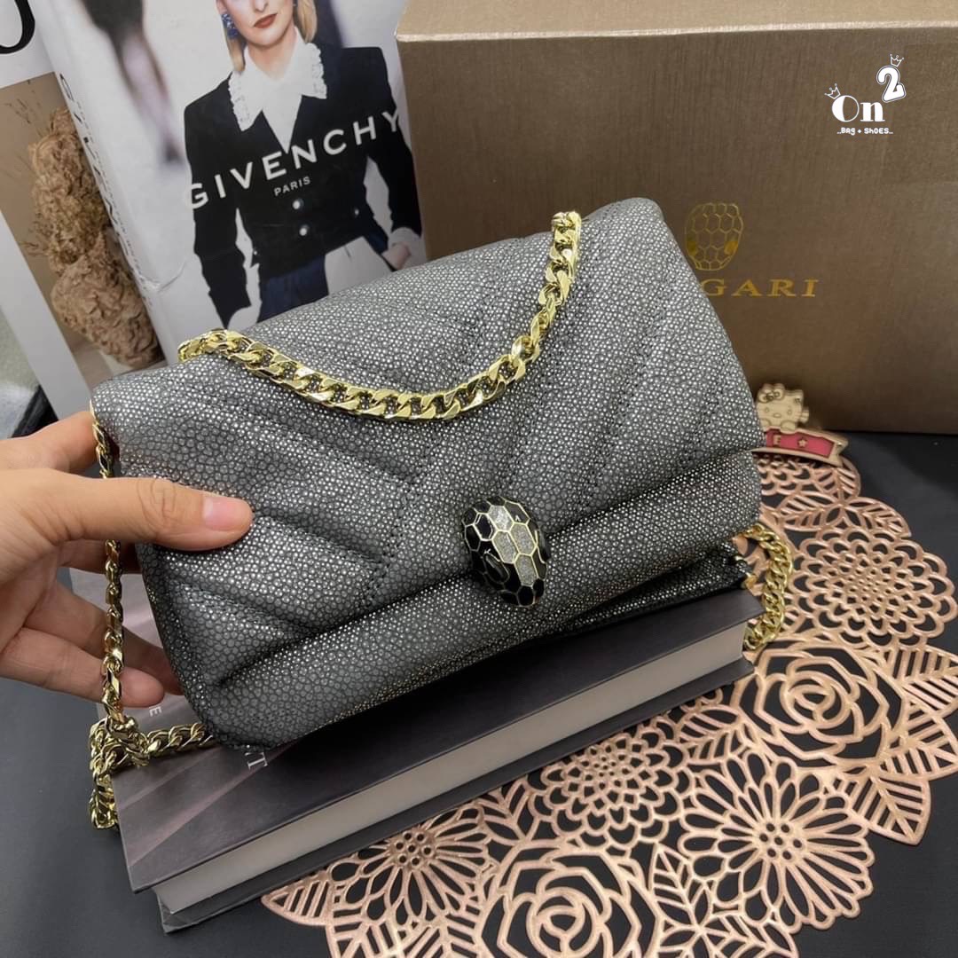 BVLGARI SERPENTI CABOCHON CROSS BODY BAG กระเป๋าสะพายข้าง bvlgari ทรงนี้เป็นทรงคลาสสิคของแบรนด์เลยค่า คือใบนี้แกะแบบมาเป๊ะมากๆ สายสะพายสามารถดึงสั้นยาวได้สวยถูกใจแม่มากห้ามพลาดเลยจ้า