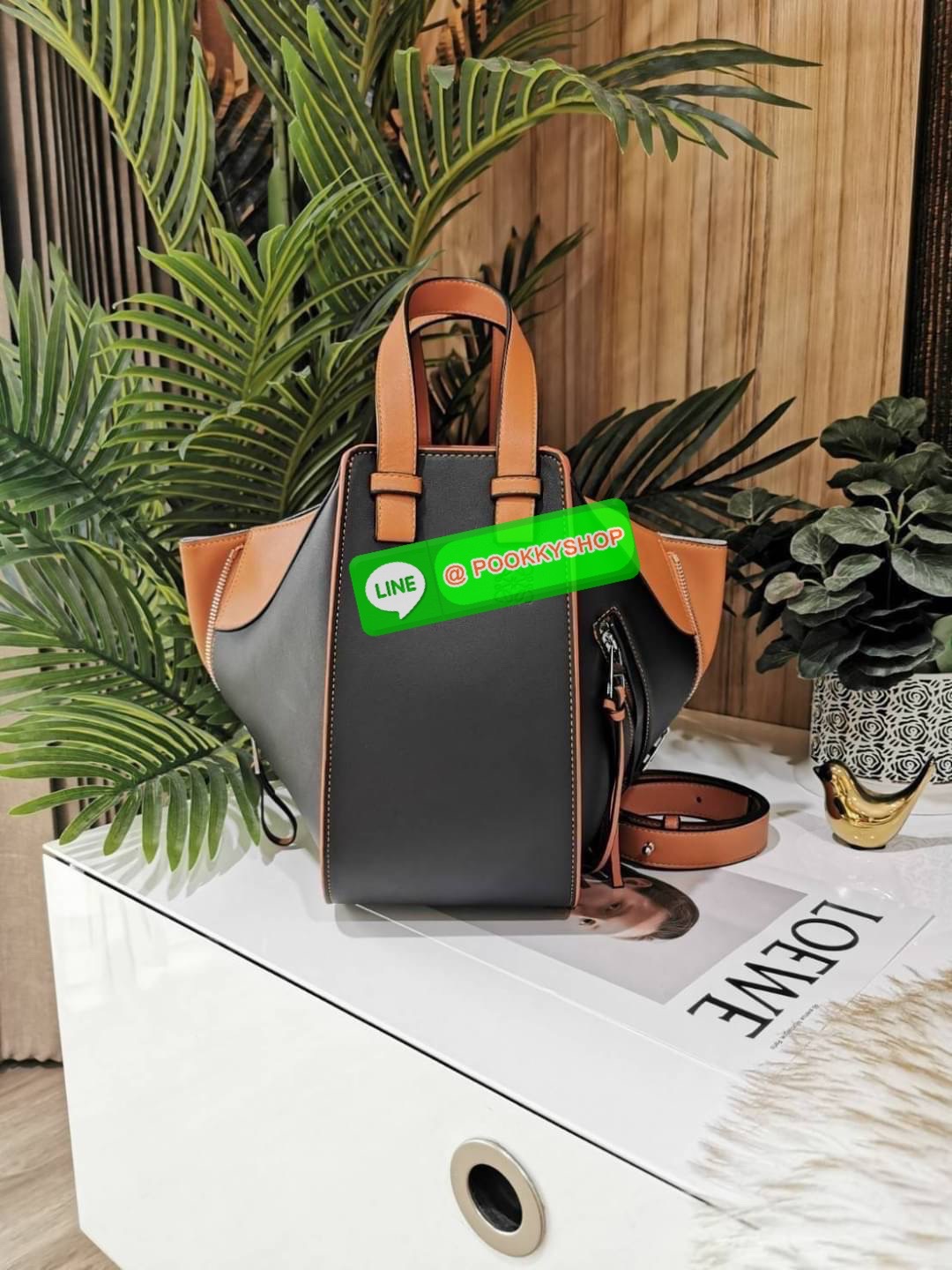 ✴️ห้ามพลาด!✴️LOEWE HANDLE & SHOULDER BAG VIP GIFT WITH PURCHASE (GWP) กระเป๋าถือหรือสะพายหนังแท้พรีเมี่ยมกิ๊ฟ Limited จาก LOEWE PERFUME DUTYFREE รุ่น Rare items สุดๆวัสดุหนังแท้ Calfskin หนังสวยดีไซน์มีเอกลักษณ์ ใบใหญ่กำลังดี น้ำหนักเบา ด้าน