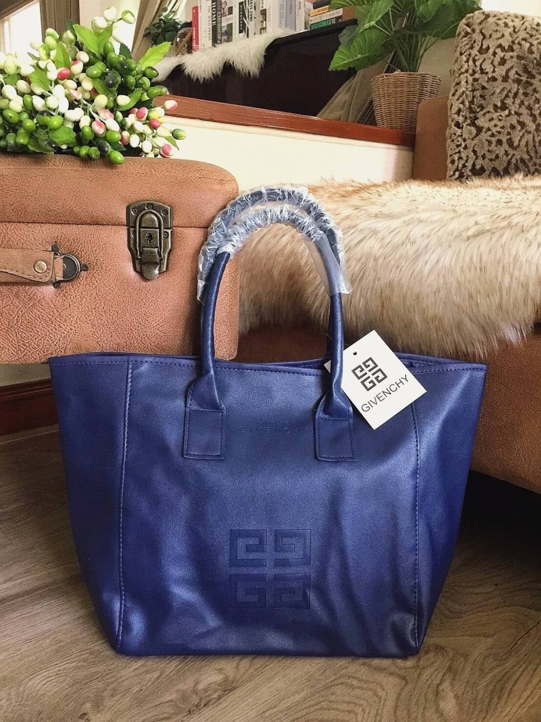 Best Seller! Givenchy Black Soft Leather Shoulder Handbags (Limited edition) กระเป๋าถือหรือสะพายพรีเมี่ยมของเเท้จาก "Givenchy Perfume Counter" วัสดุหนังนิ่มเรียบสีดำด้านหน้าปั้มโลโก้แบรนด์ GV ภายใน Polyester 100% สีดำสกรีนโลโก้สวยดูดี เปิดปิดด้ว