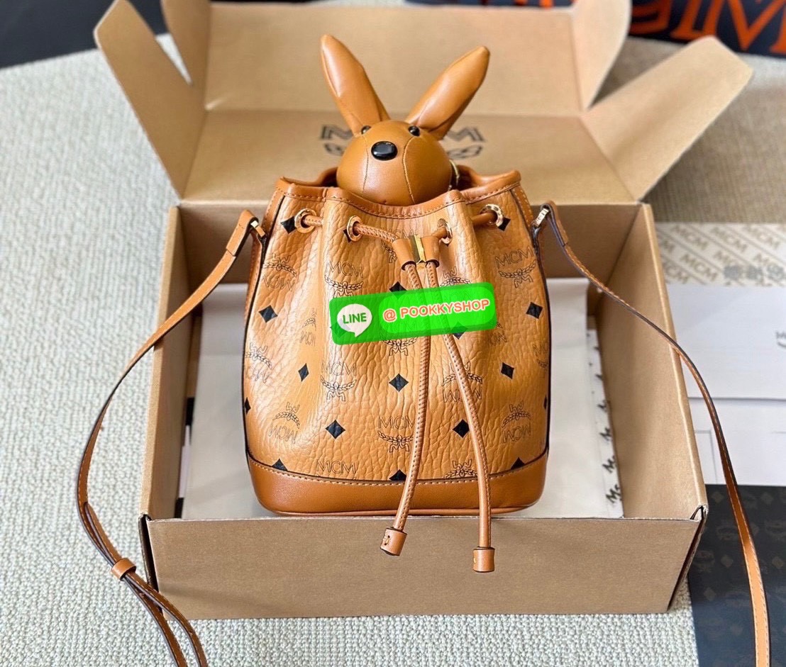 👜 MCM Park Rabbit Drawstring Bag in Visetos 👜 🐰 • กระเป๋าทรงถังรุ่นลิมิเต็ดสุดน่ารัก Park Rabbit Drawstring Bag จากคอลเลกชัน MCM Zoo 🐰 • วัสดุ Visetos Coated Canvas ลายโมโนแกรมเอกลักษณ์ของแบรนด์