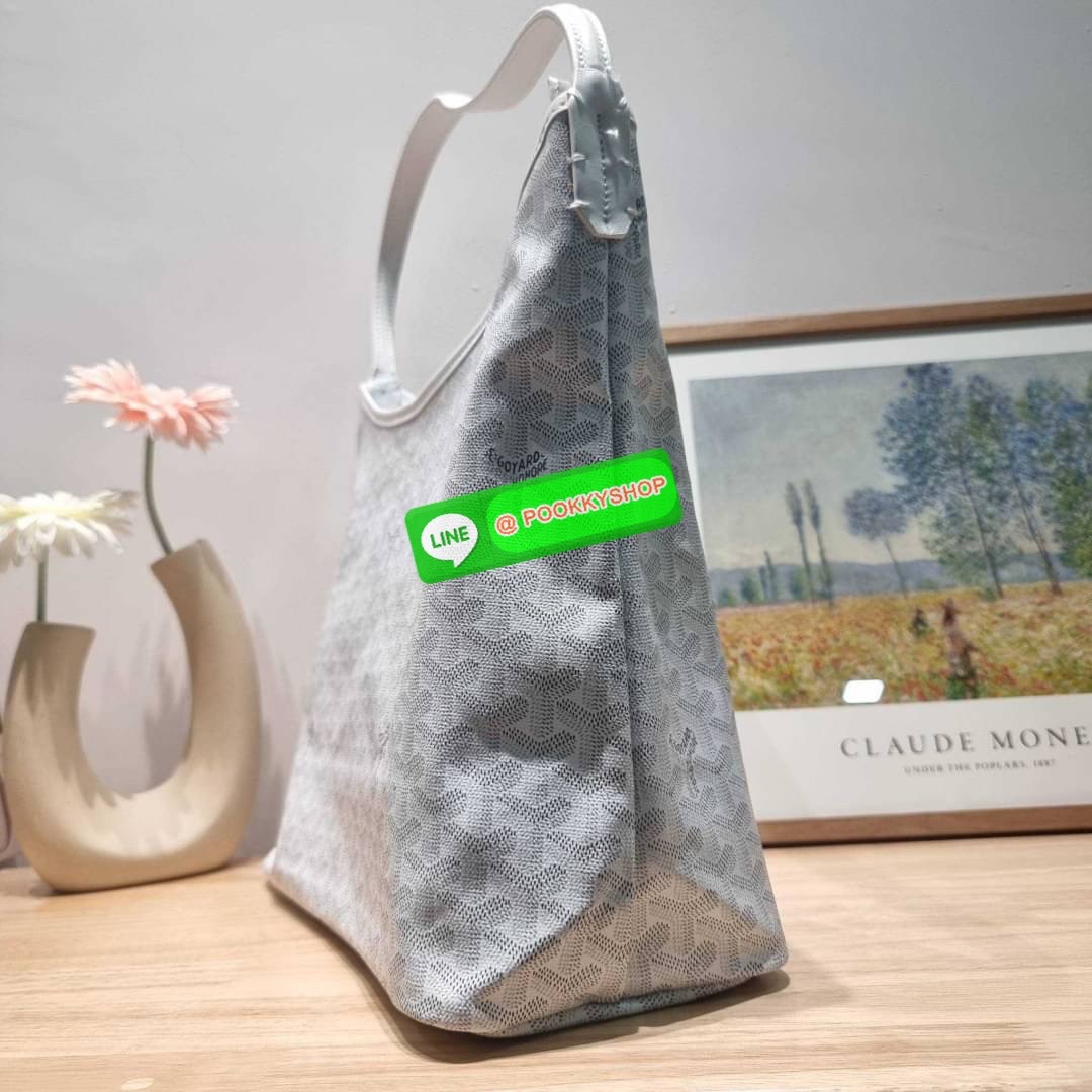 GOYARD BOHEME HOBO BAG ใหม่สุดคุ้ม กับกระเป๋าสะพายทรงโฮโบ ใบใหญ่จุใจ!! มาครบสีขายดี เลิศทุกสี รูปทรงคลาสสิค ดีไซน์เป็นเอกลักษณ์ วัสดุหนังแคนวาสพิมพ์ลายสวยคม ปากกระเป๋ามีซิปเปิด-ปิดกันของหล่นได้ ภายในโล่งกว้างมาก มาพร้อมสายคล้องในตัว ทนทาน สะพายสวยๆได้ทุกว