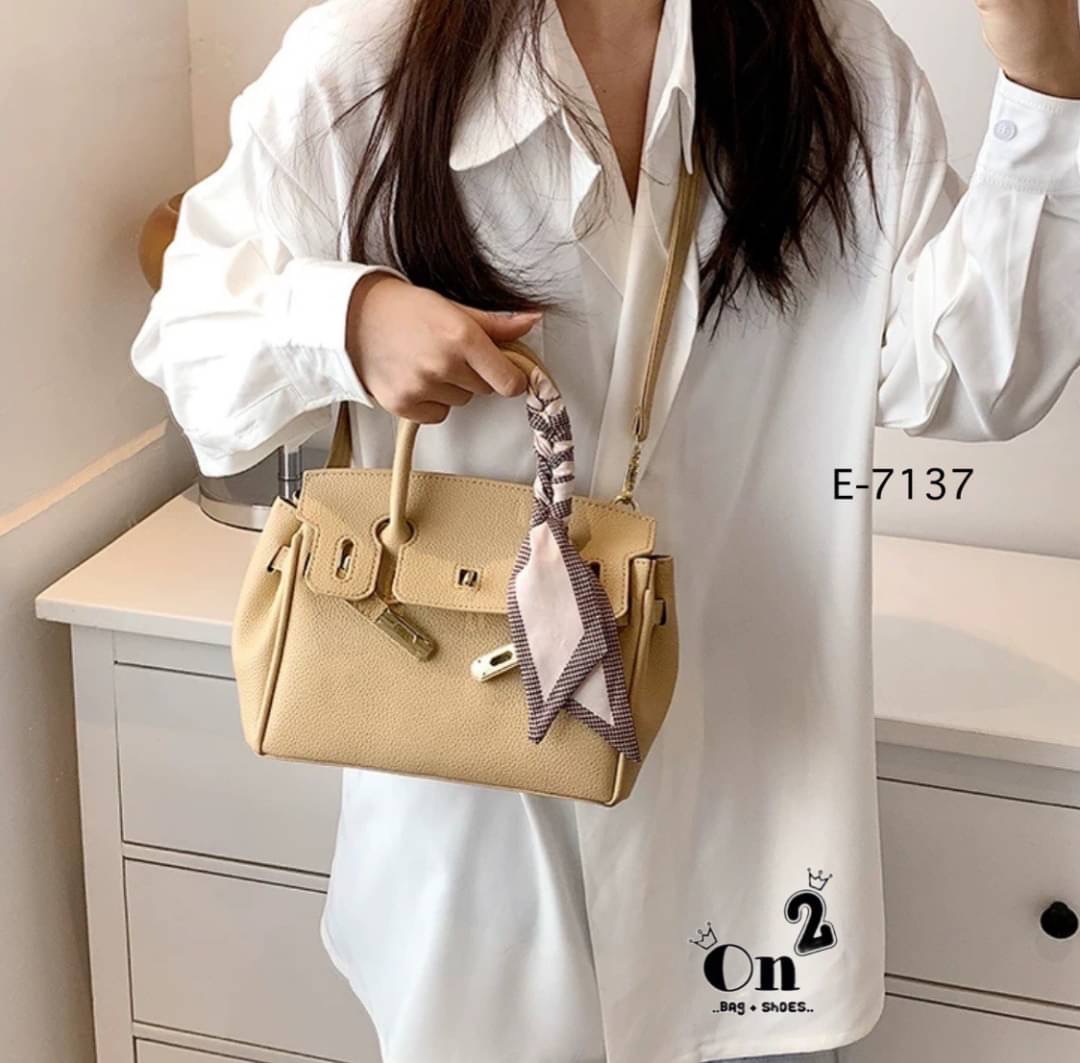 New arrivals🥳🥳 กระเป๋าแฟชั่นมาใหม่ ทรง Birkin งานสไตล์แบรนด์ เปิดหน้าอะไหล่ทอง ทรงสวยน่าใช่มากค่ะ มาพร้อมสายสะพายยาวแบบครอสบอดี้