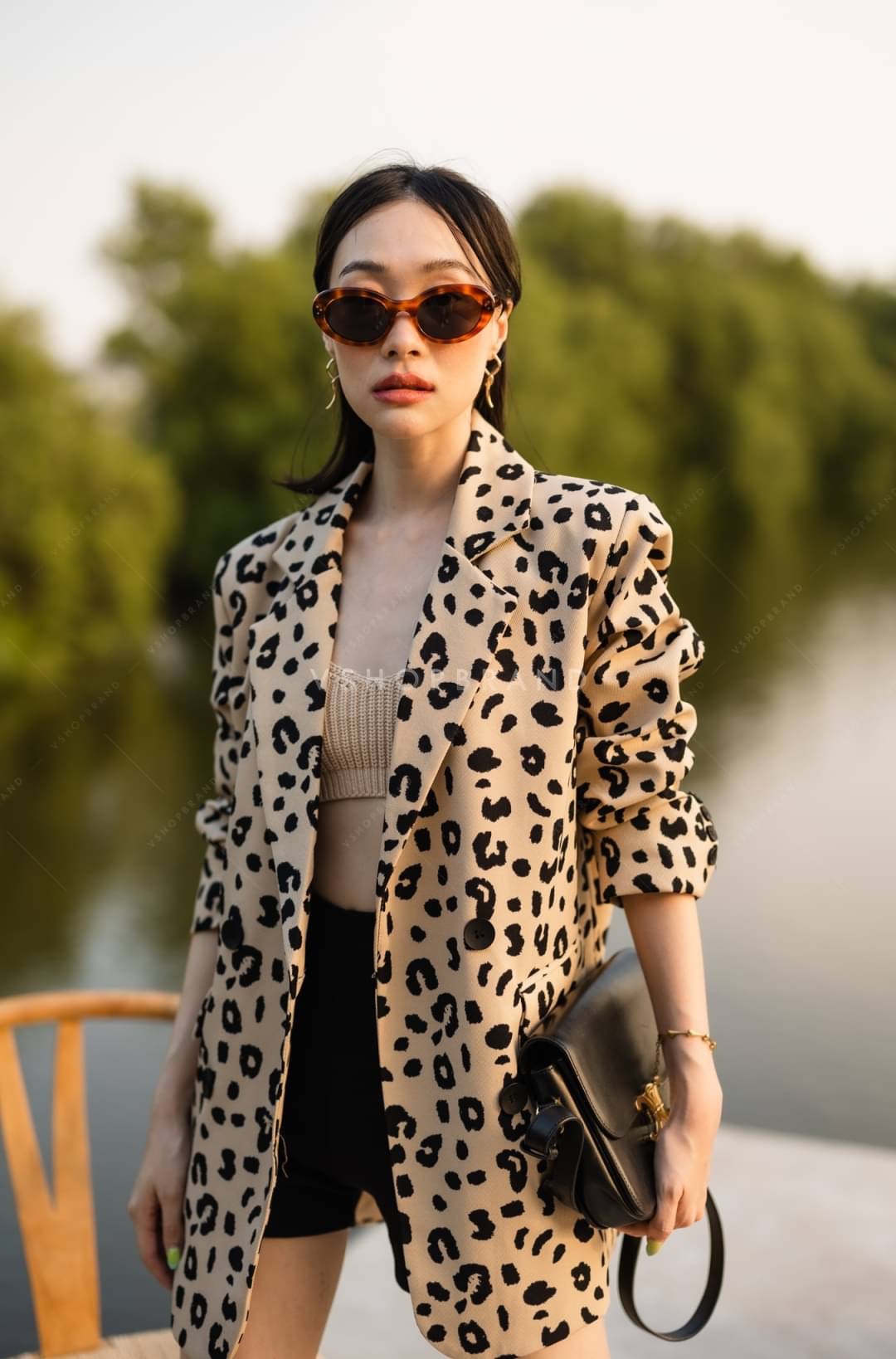 เสื้อสูทแต่งลายเสือดาวทรงสูท oversize แมทช์คู่กับอะไรก็เก๋ ผ้าสูทเนื้อดี มีซับใน คัตติ้งเนี้ยบ ทรงเป๊ะมากๆเลยค่ะ