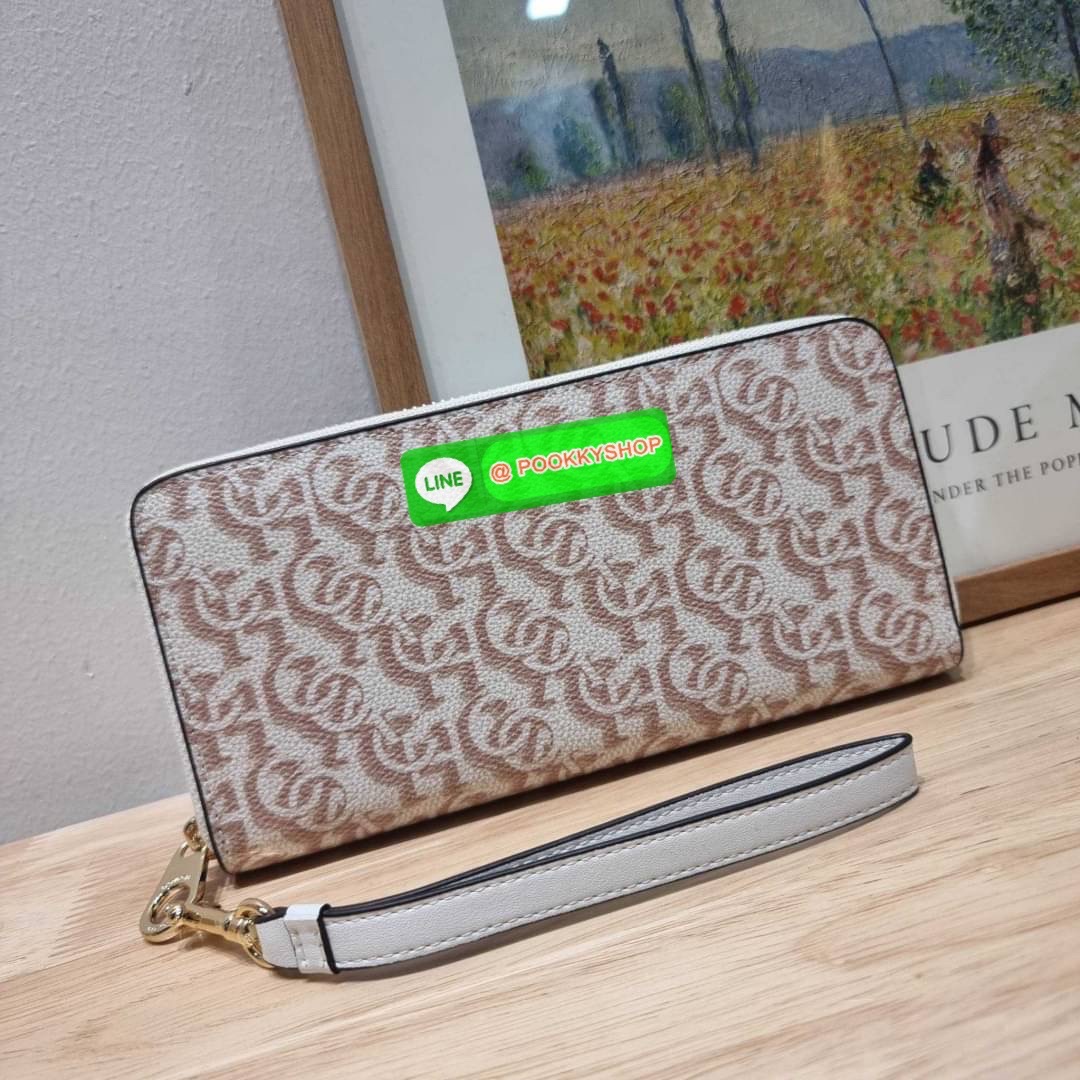COACH CF521 LONG ZIP AROUND WALLET WITH SIGNATURE MONOGRAM 🔆 Details กระเป๋าสตางค์ใบยาว คอลเลคชั่นใหม่ กับดีไซน์ใหม่ ฉีกกฏทุกการดีไซน์ ด้วยลวดลายโมโนแกรมรอบใบโดดเด่น สะดวกใช้งานด้วยสายคล้องมือที่สามารถถอดออกได้ พกพกง่ายที่สุด รูดใช้งานด้วยซิปรอบใบ