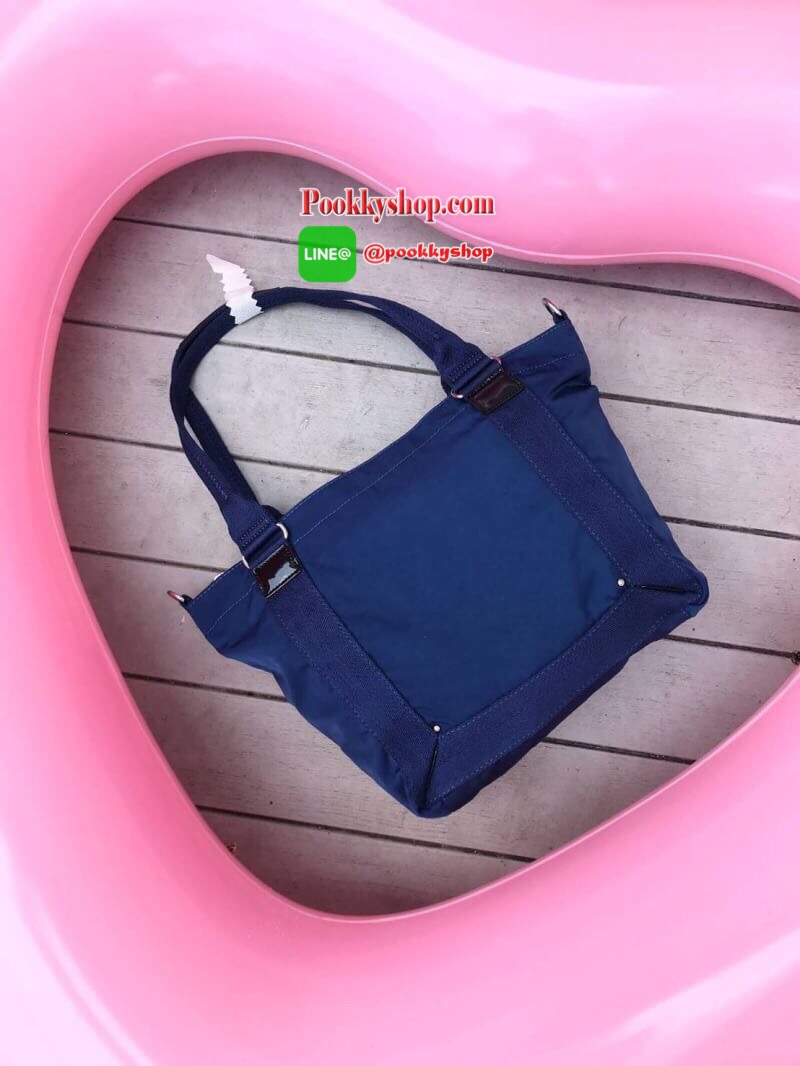 Kilping Womens Elyse Kt Top-Handle Bag กระเป๋าหรือสะพาย ขนาดกลาง กำลังดี วัสดุpolymide100%น้ำหนักเบา ใส่ของได้จุ กระเป๋าสตางค์ ไอแพค สัมภาระจุกจิกได้อีกเยอะ ด้านหน้าประดับโลหะนูนโลโก้แบรนด์รวมถึงพวงกุญแจลิงก็เป็นโลหะเช่นเดียวกัน ถอดแยกใช้งานได้ ด้านบนเปิด