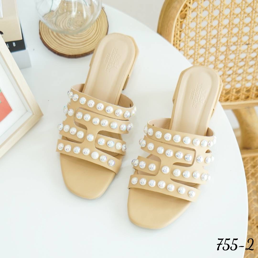 พร้อมส่ง รองเท้าส้นตัน สูง2.5 นิ้ว ตัวส้นเก๋มากเป็นทรงเหลื่ยม แข็งแรง เดินง่าย งานทรงสวม หนังนิ่ม *ตัวมุก ทำจากมุก สีรุ้ง คุณภาพดี* ตอกด้วยมือ ทีละเม็ด อย่างประณีต ใส่แล้วรับรองความหรูหรา และดูแพงมากเว่อร์จ้า