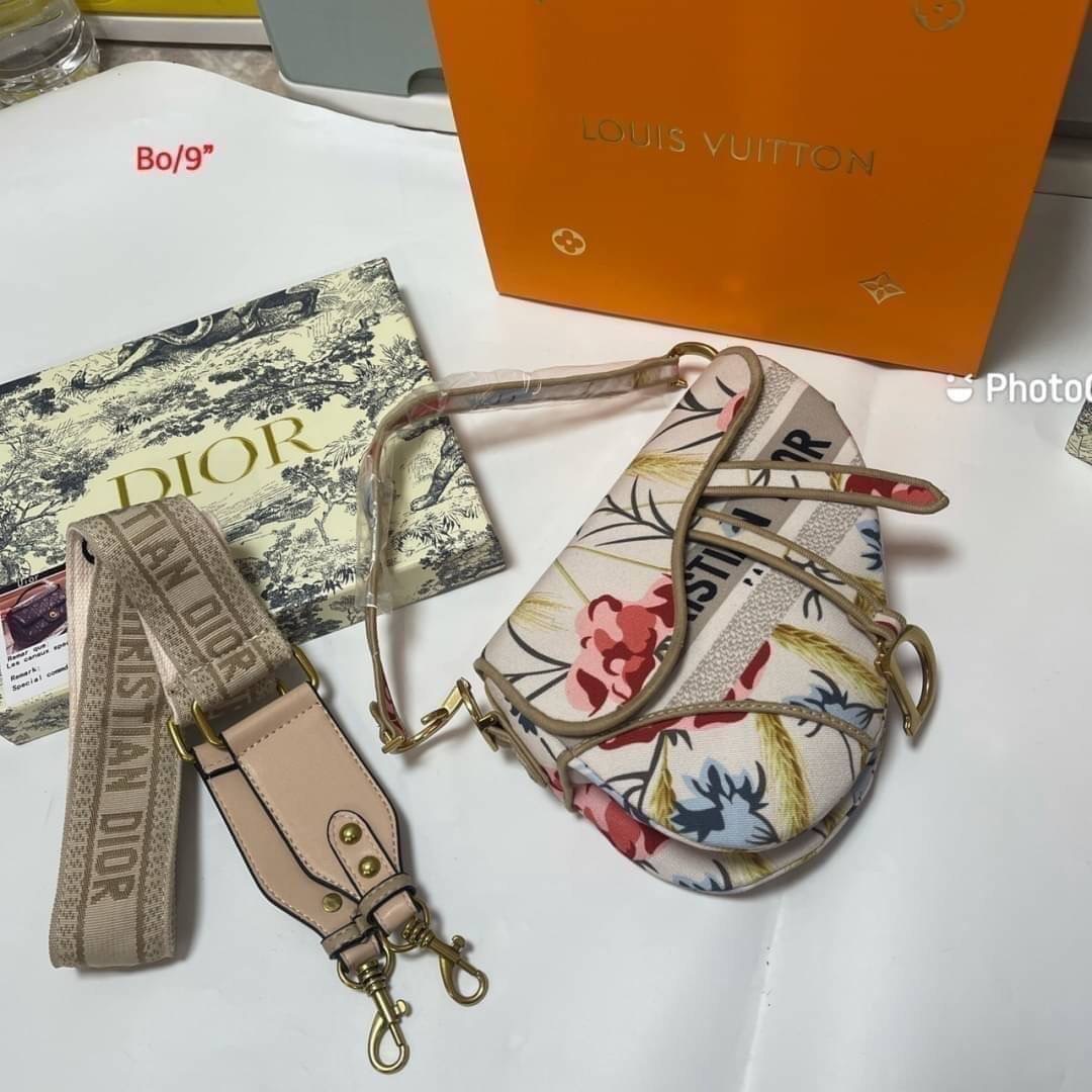 กระเป๋าสะพายข้างแบรนด์ christaian dior วัสดุตัวกระเป๋าเป็นหนังแคนวาสลาย Dior สวยมาก น่าใช้ อะหลั่ยสีทอง สายสั้นเป็นหนังสีเดียวกับตัวกระเป๋าสะพายขึ้นไหล่ได้นะคะ มาพร้อมสายยาวเป็นสายผ้าแฟชั่นลาย dior