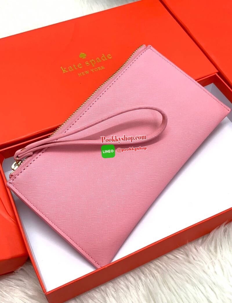 New arrival !! Kate spade new york clut bag with box รุ่นใหม่ล่าสุดปี 2019 ต้อนรับปีหมูค่ะ!! กระเป๋าถือแบบคลัท วัสดุหนังซาฟเฟียโน่ หนังนิ่มมือดีมากๆค่ะ ด้านหน้ามีโลโก้แบรนด์ พร้อมเพ้นท์รูปหมูดูซุกซนค่ะ เปิดปิดกระเป๋าแบบซิป ภายในใส่มือถือได้ทุกรุ่น;พาสปอร์