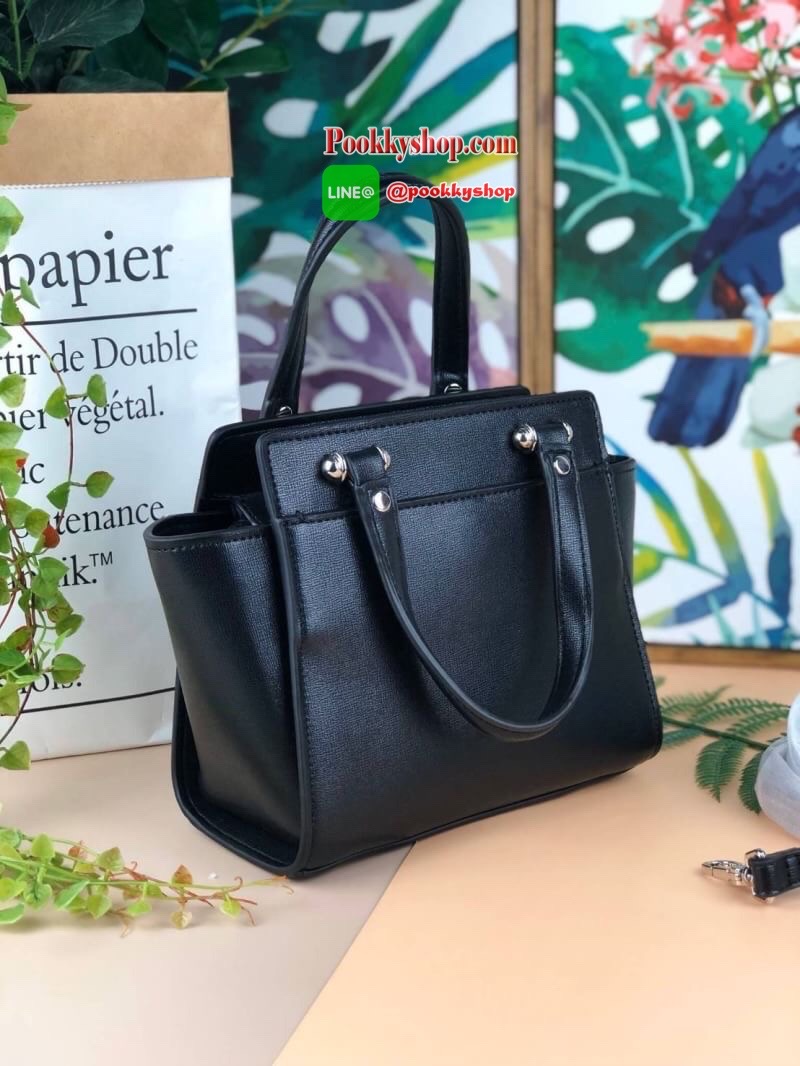 Lyn Handbag กระเป๋าถือ/สะพายวางอยู่ทรง ด้านหน้ามีปั๊มโลโก้แบรนด์ มาพร้อมพวงกุญแจหนังเข้าสีกระเป๋า มีหมุดรองฐานทั้ง 4 มุม หูหิ้วสามารถพับลงได้ เปิดปิดแบบซิป ด้านในมีช่องซิปเล็ก 1 ช่อง สามารถใส่ iPhone plus กระเป๋าเงินใบกลางได้สบายๆค่ะ มีสายสะพายยาวหนังปรับ