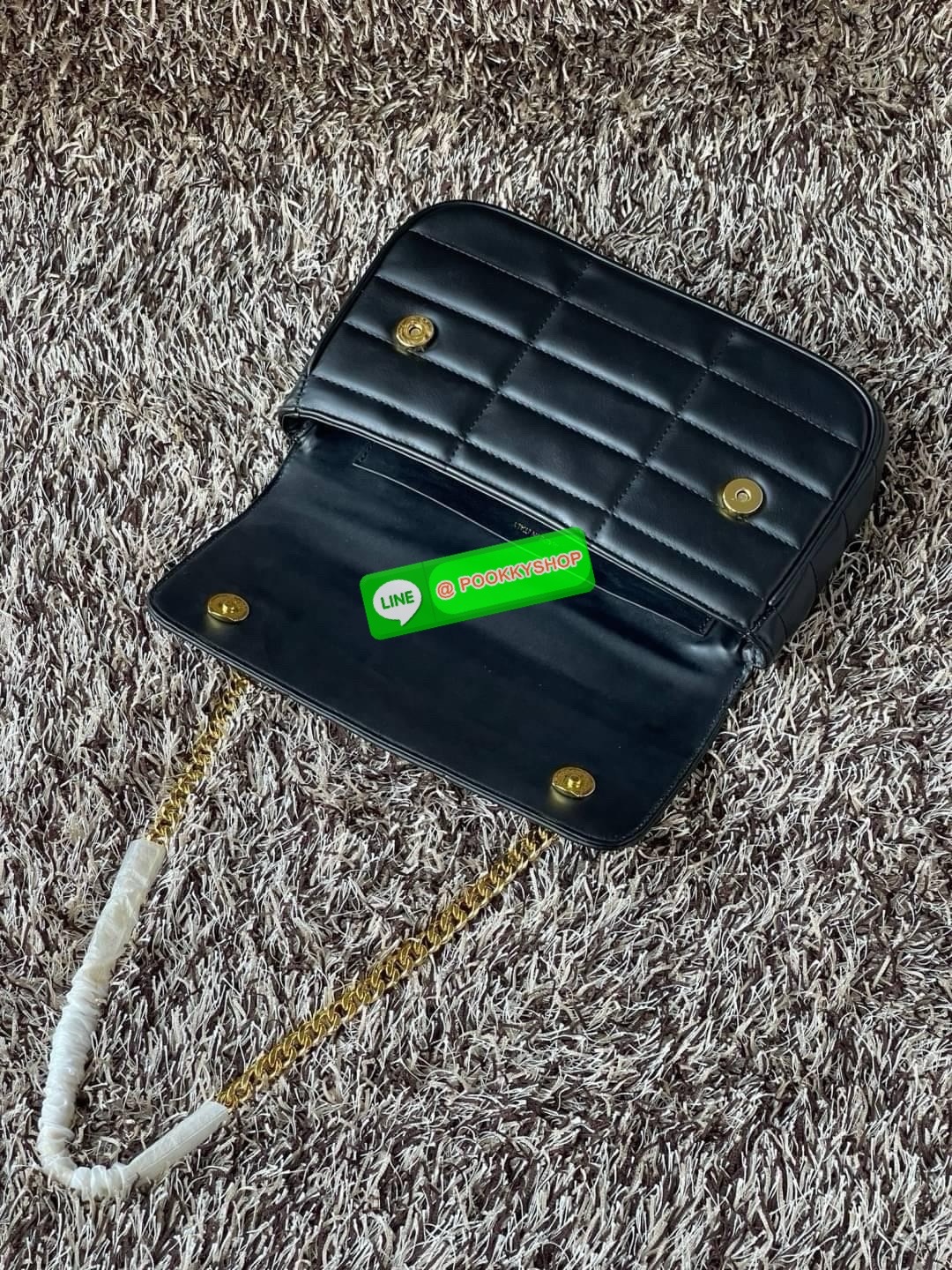 CELINE CHAIN SHOULDER BAG MATELASSE MONOCHROME กระเป๋าเทรนด์กระเป๋าสุดฮอตแต่ยังคงความคลาสสิก รุ่น Matelasse Monochrome ล่าสุดของ Celine ด้วยดีไซน์กระเป๋าที่หรูหราและแมทช์กับการแต่งตัวง่าย จึงครองใจสาว ๆ ได้ไม่ยาก โดยเป็นกระเป๋าสะพายไหล่ที่อัดแน่นด้วยกลิ่น