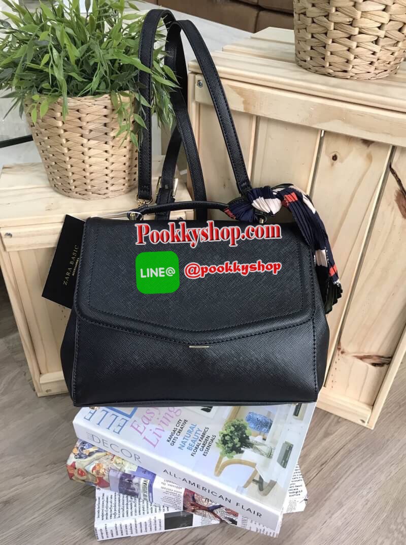 ZARA Convertible Backpack With Scarf กระเป๋าถือหรือสะพายรุ่นแนะนำดีไซน์เก๋วัสดุหนัง Saffiano สีดำอยู่ทรงสวยหรูสไตล์ PRADA โดดเด่นที่มาพร้อม Scarf พันหูหิ้วเเยกใช้ได้ เปิดปิดด้วยตัวล๊อคกด ด้านข้างมีกระดุมปรับขยาย ภายในมีโลโก้ สามารถใส่กระเป๋าสตางค์ใบยาวของ