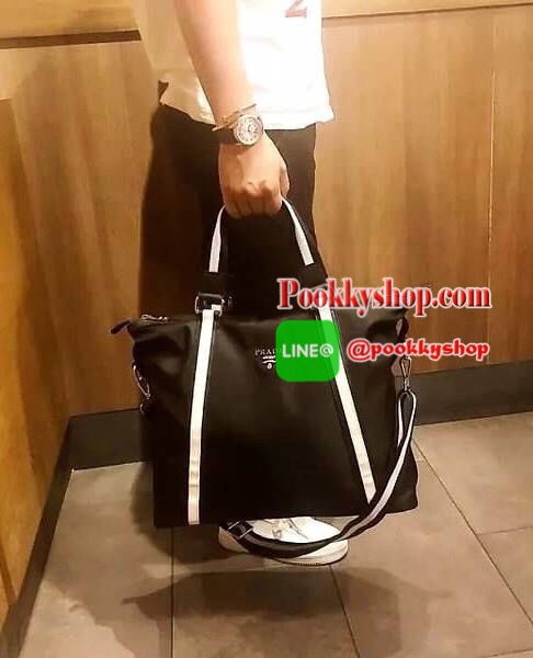 Don't Miss! PRADA NYLON LARGE HANDBAG กระเป๋าถือหรือสะพาย Limited edition VIP Gift With Purchase (GWP) จากเคาน์เตอร์แบรนด์วัสดุ Nylon&Polyester100% เนื้อหนาคุณภาพดีตามแบบฉบับแบรนด์ ด้านหน้าประดับโลโก้เปิดปิดด้วยซิปสะดวกใช้ หูกระเป๋าและสายสะพายสีดำตัด
