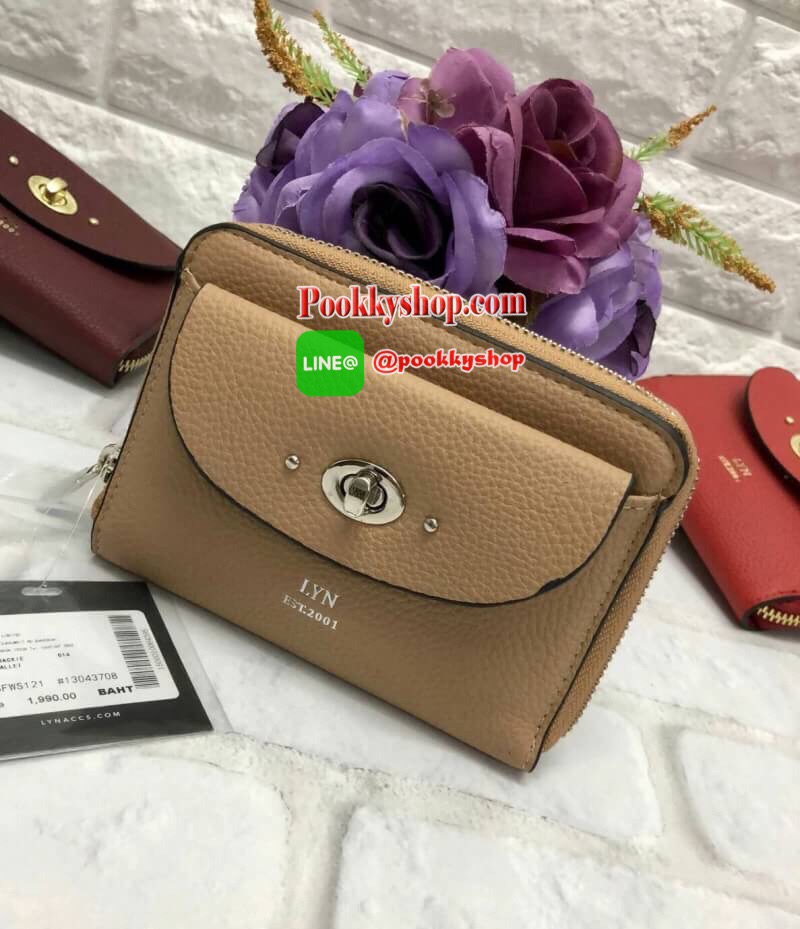 New arrival !!! LYN SHORT WALLET BAG รุ่นใหม่ล่าสุด!!! กระเป๋าสตางค์ใบสั้นขนาดกลาง วัสดุหนังลิ้นจี่ ลายหนังสวย นิ่มมือมากๆค่ะ ด้านหน้ามีช่องกระเป๋าหนึ่งช่อง เปิดปิดช่องหลักแบบซิปรอบ ด้านในมีข่องใส่รูปถ่าย ช่องใส่บัตรต่างๆได้ถึง 10 ช่องค่ะ มีช่องกว้างสำหรั