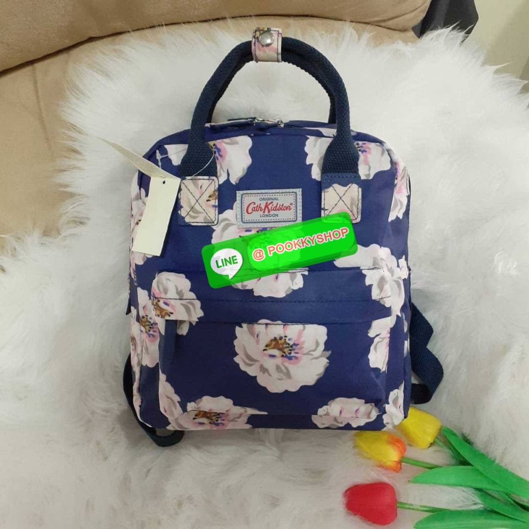 Best Seller !! Cath Kidston Multi Strap Backpack กระเป๋าสะพายเป้รุ่นมินิ แบรนด์ดังสไตล์วินเทจสุดฮิต วัสดุ Canvas เคลือบกันน้ำสามารถเช็ดทำความสะอาดได้ เปิดปิดด้วยซิปสะดวกใช้ ด้านหน้าประดับโลโก้แบรนด์ พร้อมช่องซิปด้านนอกใส่กระเป๋าสตางค์ มือถือได้ ด้านในมีช่