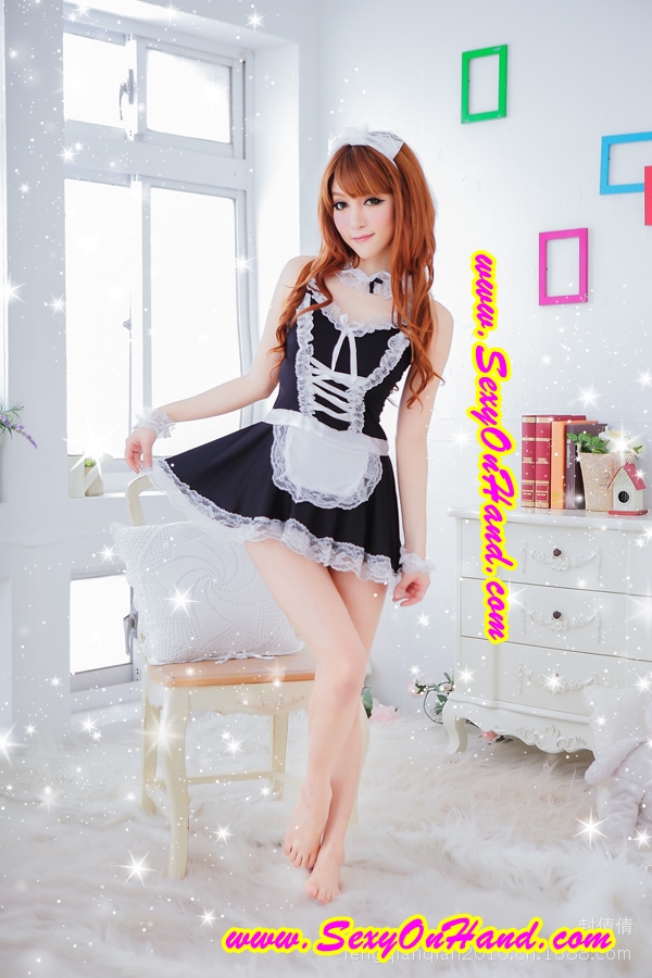 ชุดคอสเพลย์ ชุดแฟนซี สาวใช้เซ็กซี่ ชุดMaidสาวเซ็กซี่ สีดำ แต่งริบบิ้นกลางอก เล่นลูกไม้ชายกระโปรงและขอบเสื้อ ช่วงกระโปรง มีผ้ากันเปิ้อนติดกับตัวกระโปรง ในชุดมาพร้อมที่คาดผมแต่งระบายลูกไม้ และปลอกข้อมือ ลูกไม้ แต่งริบบิ้น2ข้าง