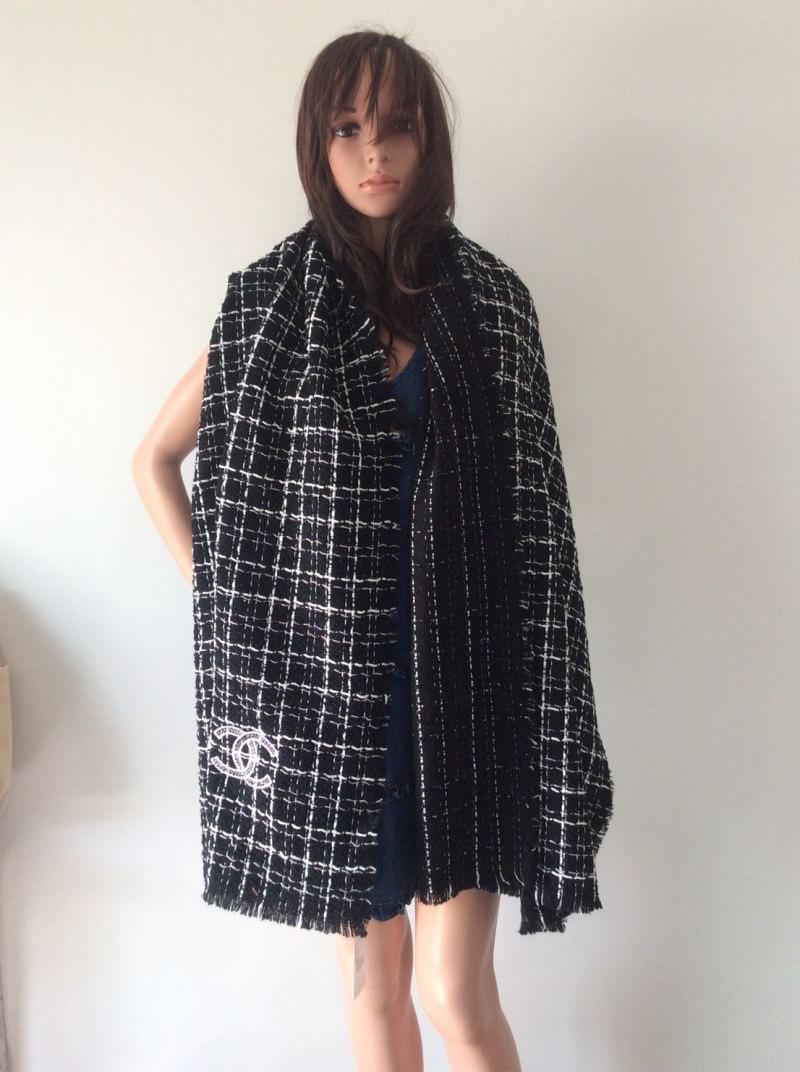 ราคานี้หาซื้อที่ไหนไม่ได้แล้ว พลาดแล้วจะเสียใจพูดเลยยคร้าา!! ของถูกและดีมีที่ร้านนี้จริงๆค่ะ Brand: CHANEL New ARRIVAL ผ้าคลุมไหล่ ผ้าพันคอ CHANEL คอเลคชั่นใหม่ปี 2018 ผ้า wool เนื้อดี เนื้อหนา นุ่ม ทอลาย ปักรูปสัญลักษณ์แบรนด์ ลายคมชัดค่ะ หนาวนี้ห้ามพลาดน