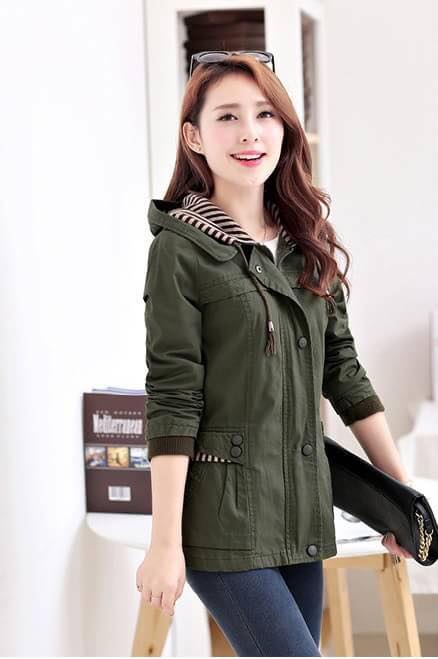 เสื้อกันหนาวแฟชั่นนำเข้า : เสื้อกันหนาวแฟชั่น พร้อมส่ง สีเขียวขี้ม้า สม๊อคช่วงเอว ดีเทลสายคาดด้านหลัง น่ารัก แต่งจั๊มปลายแขน มีซิบรูด ติดด้วยกระดุมแป๊ก มีฮูท เท่ห์สุดๆ กระเป๋า 2 ข้างใช้งานได้ มีซับในค่ะ