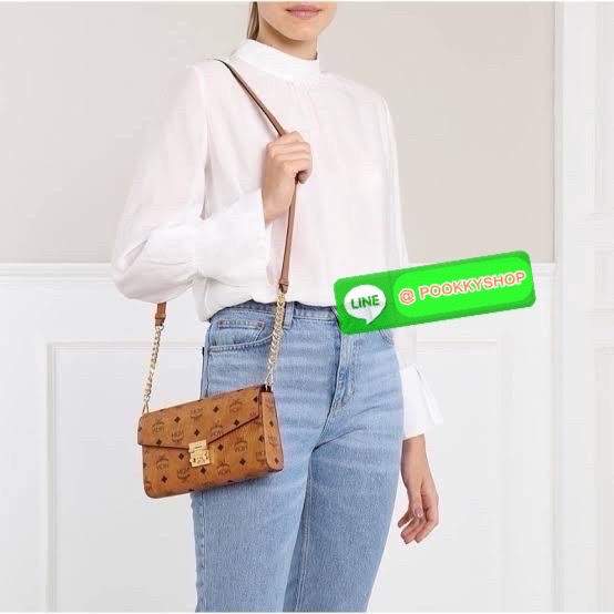 MCM Classic Style Large Chain Bag • กระเป๋าสะพายรุ่น Classic Chain Bag สไตล์หรูเหนือกาลเวลา • วัสดุ Visetos Coated Canvas ลายโมโนแกรมเอกลักษณ์ของ MCM • ฝาปิด Flap Closure พร้อมตัวล็อกโลหะสีทองประทับโลโก้ MCM สวยหรู