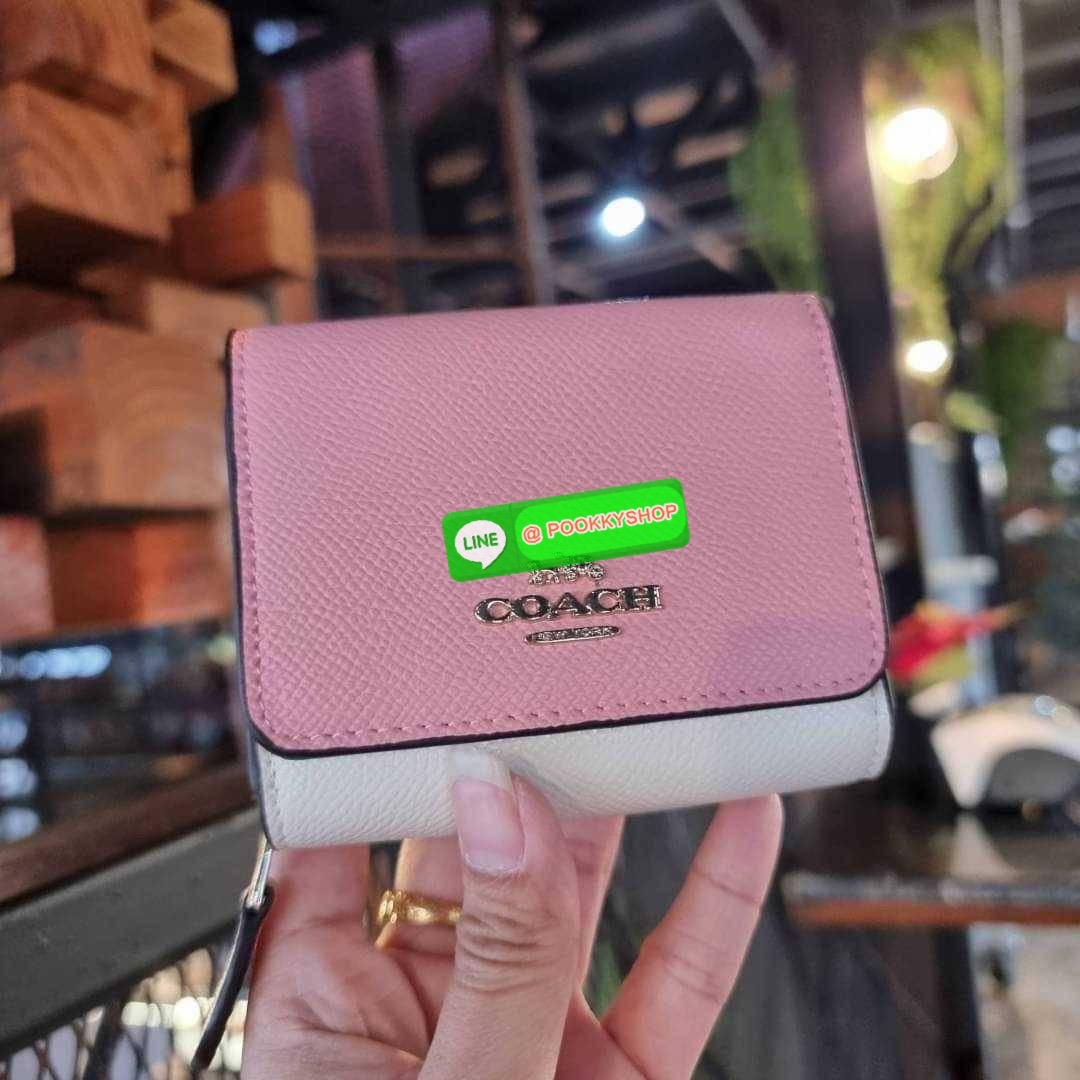COACH 7331 SMALL TRIFOLD WALLET IN SIGNATURE CANVAS สวยคลาสสิค พกพาง่าย ใบเล็กน่ารักน่าใช้ ต้องยกให้ใบนี้จ้า ตอบโจทย์คนชอบพกน้อยที่สุด!! กระเป๋าสตางค์ใบสั้นหนังแคนวาสเคลือบคุณภาพดี ภายในเป็นหนังแท้ ใส่บัตร ใส่ธนบัตรได้ทุกชนิด มีช่องซิปแยก ใบเดียวใบนี้คือเ