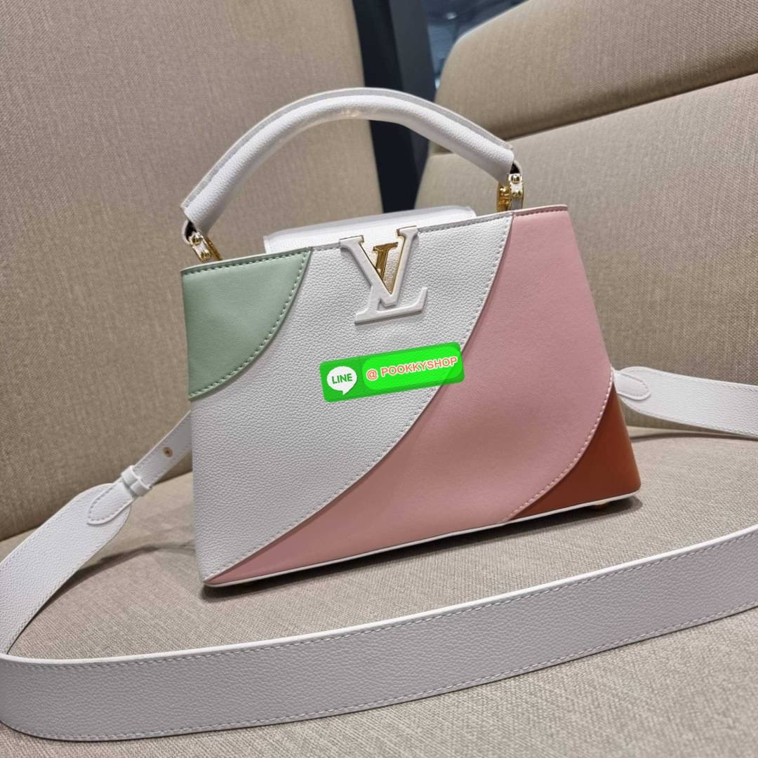 NEW IN!! LV capucines top handle วีไอพีพรีเมี่ยมกิ๊ฟจากเคาน์เตอร์ ที่สุดของความสวยในราคาเบาๆ กระเป๋าถือสุดหรู ดีไซน์ทรงคลาสสิค พร้อมลวดลายหรูหรา มาพร้อมหูจับในตัว ด้วยรูปทรงวินเทจและวัสดุหนังแท้ ขับผิว ทำให้ไอเท็มนี้สะกดทุกสายตาจริงๆ และยังมีลูกเล่นที่ฝาป